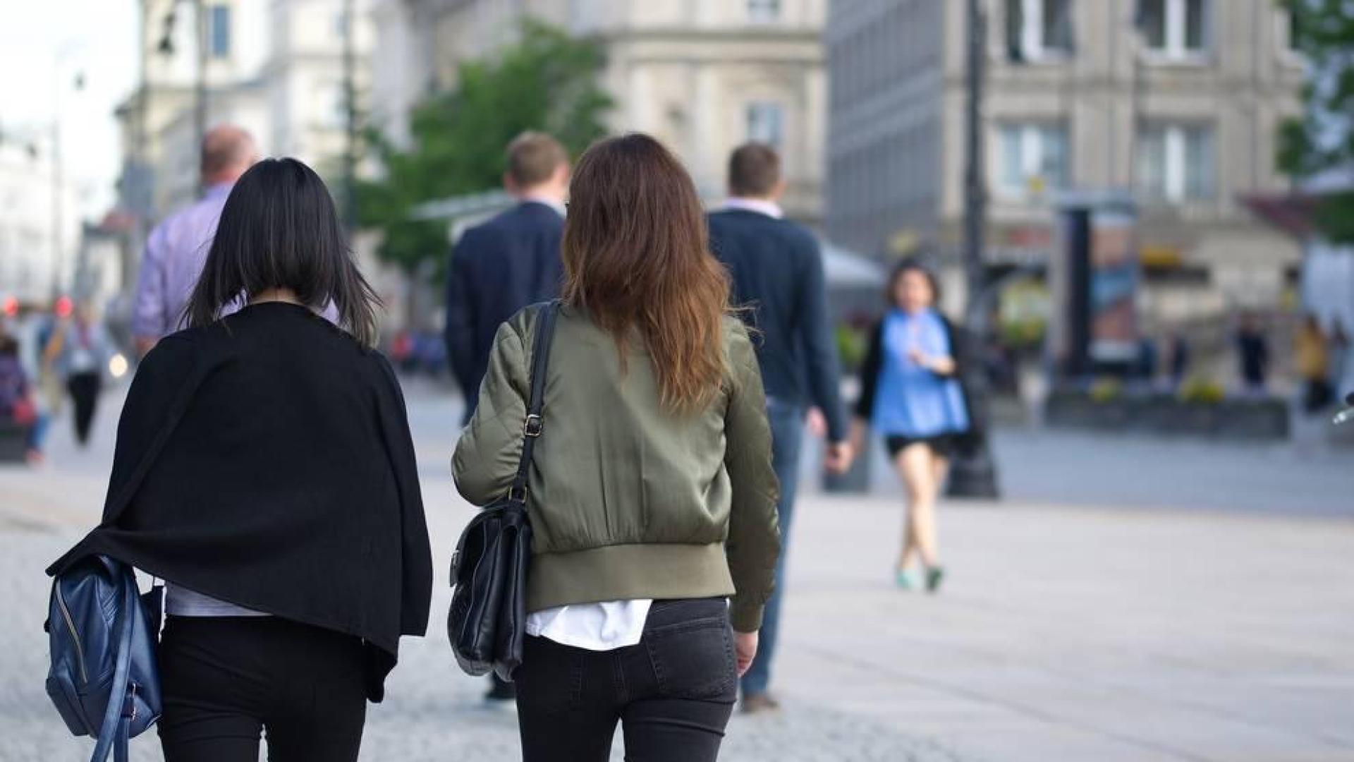 Imagen de dos chicas jóvenes caminando por la calle