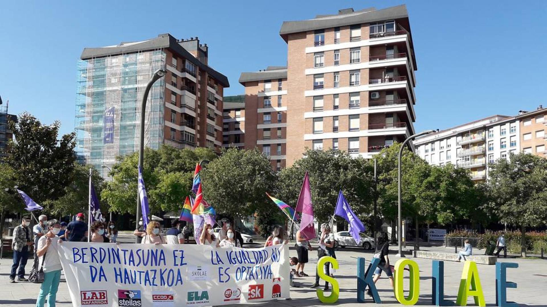 Sindicatos se concentran para denunciar la "caza de brujas" contra Skolae