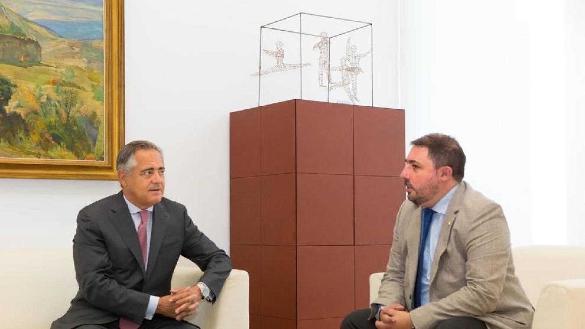 El presidente de la CEN traslada al Parlamento foral su "voluntad de entendimiento"