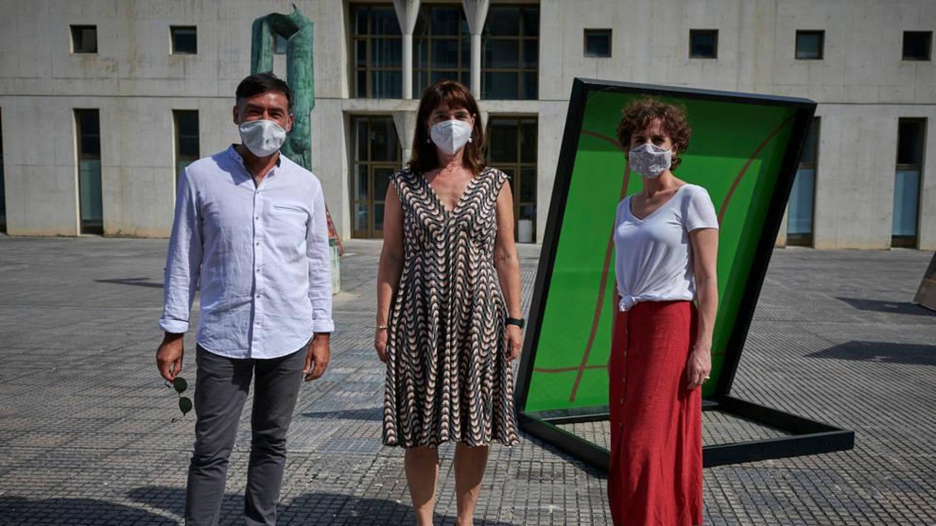 Rafael Lara González, María José Íñigo Berrio y Arantxa Villanueva Larre en el campus de la Upna.