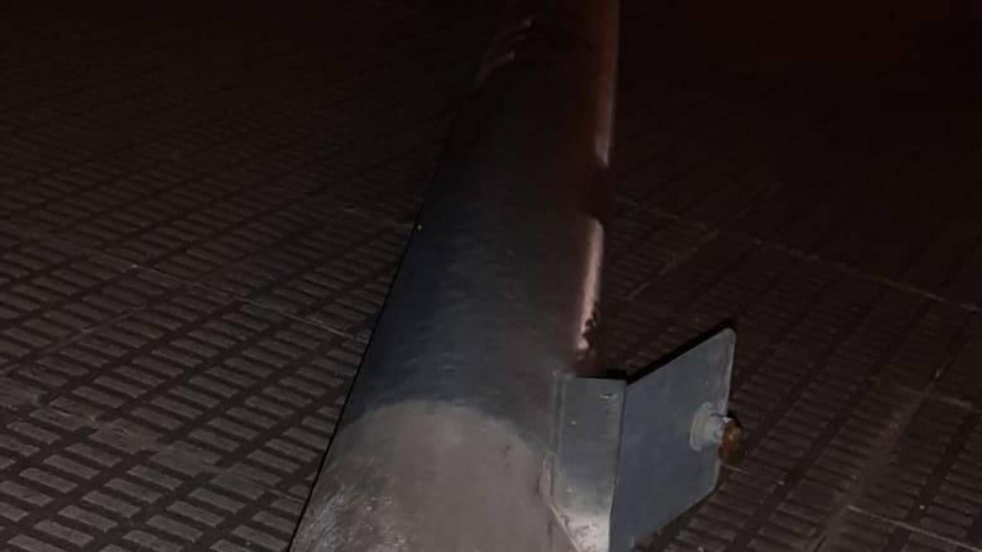 Orines de perro que derriban farolas