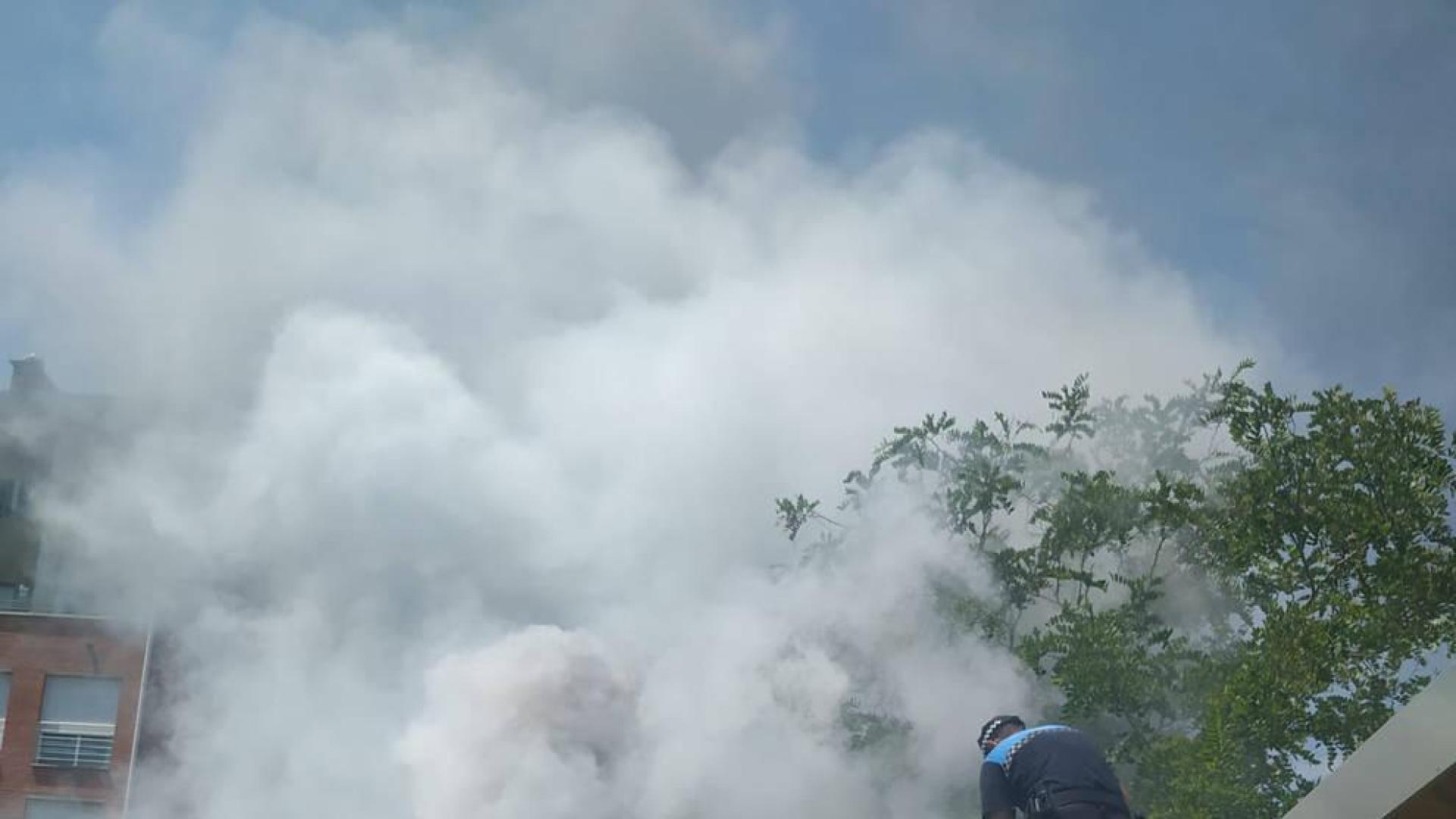 La Policía Municipal sofoca un fuego en una villavesa en Pamplona