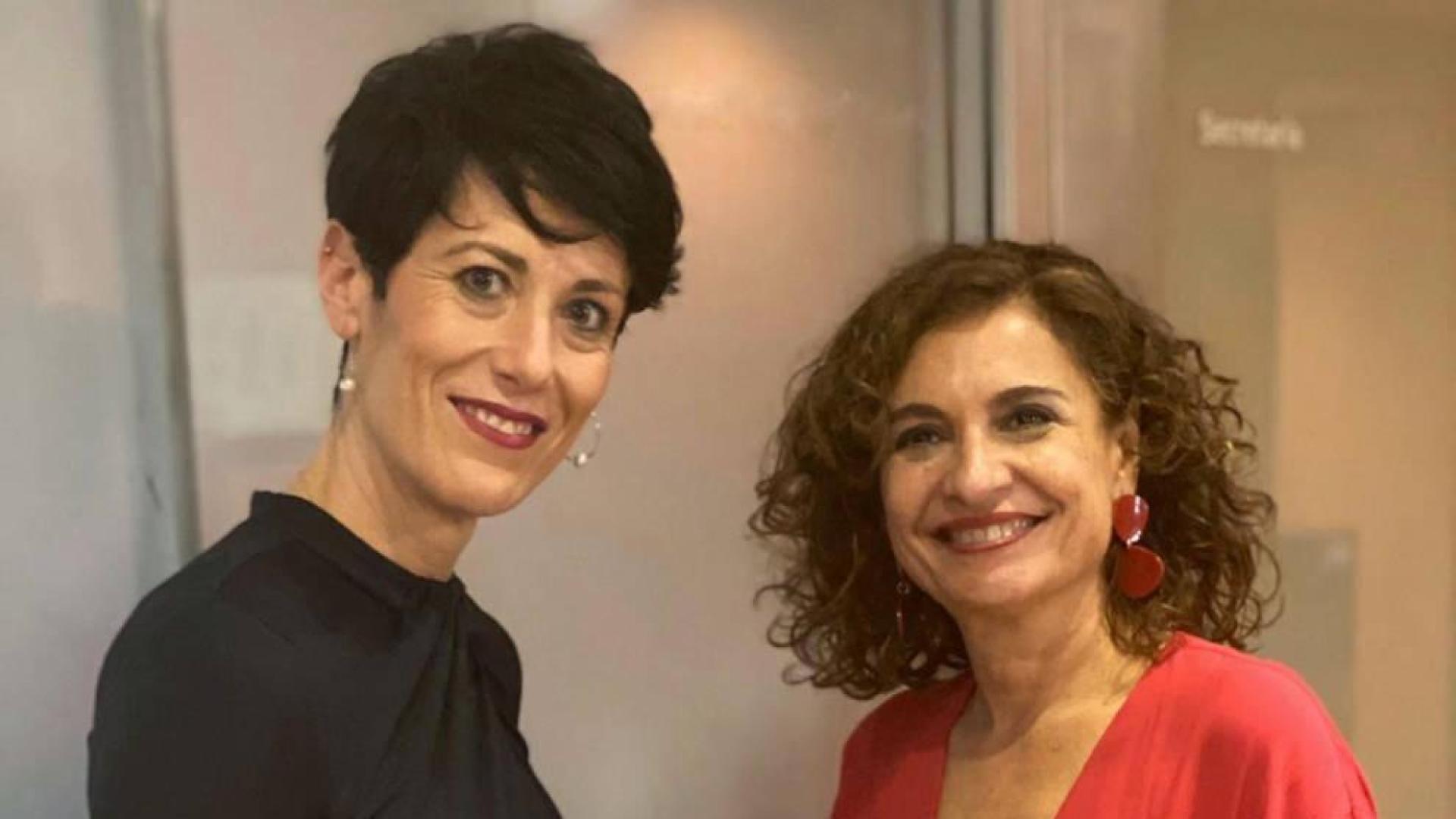 Elma Saiz, con la ministra de Hacienda, María Jesús Montero.