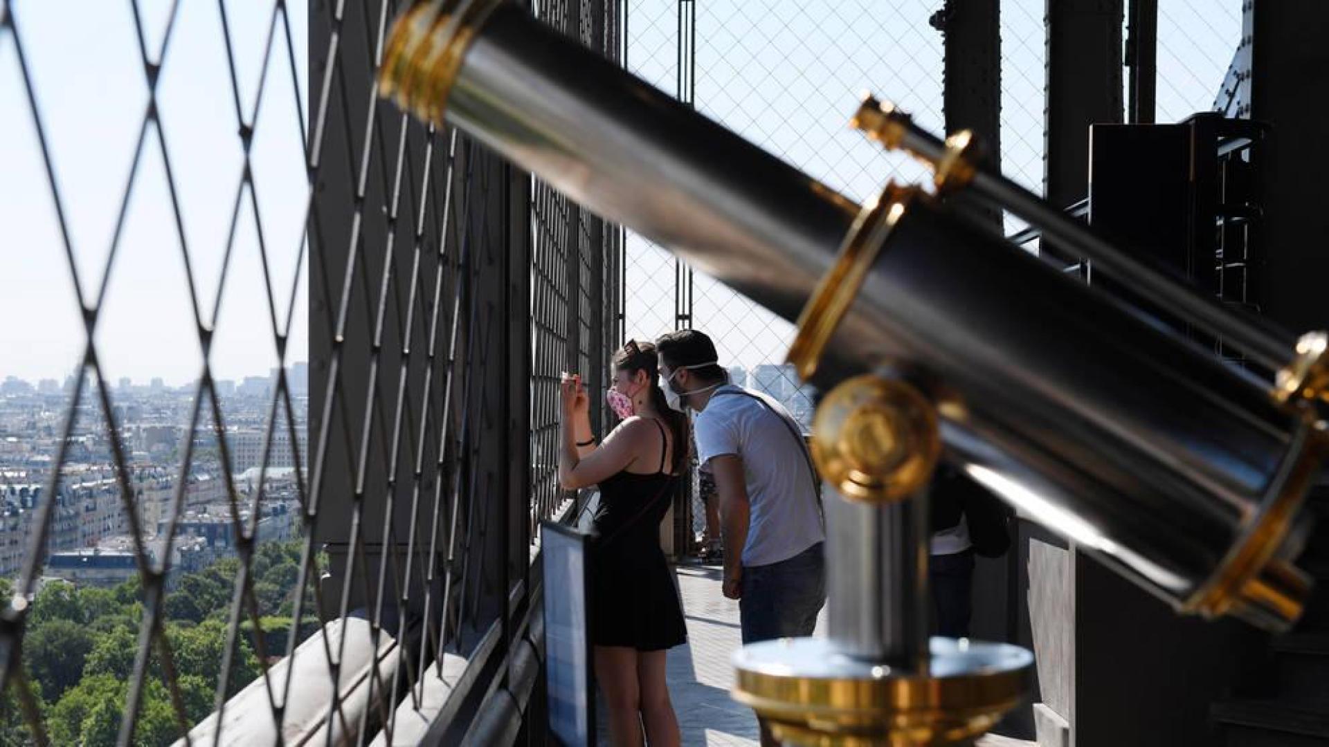 La Torre Eiffel reabre tras un cierre de más de tres meses por la pandemia