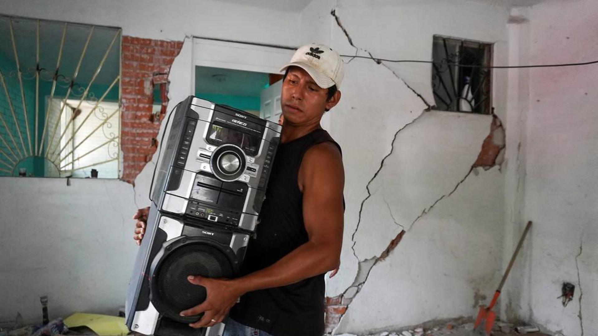 México eleva a 10 las muertes por el seísmo y ajusta a 7,4 su magnitud