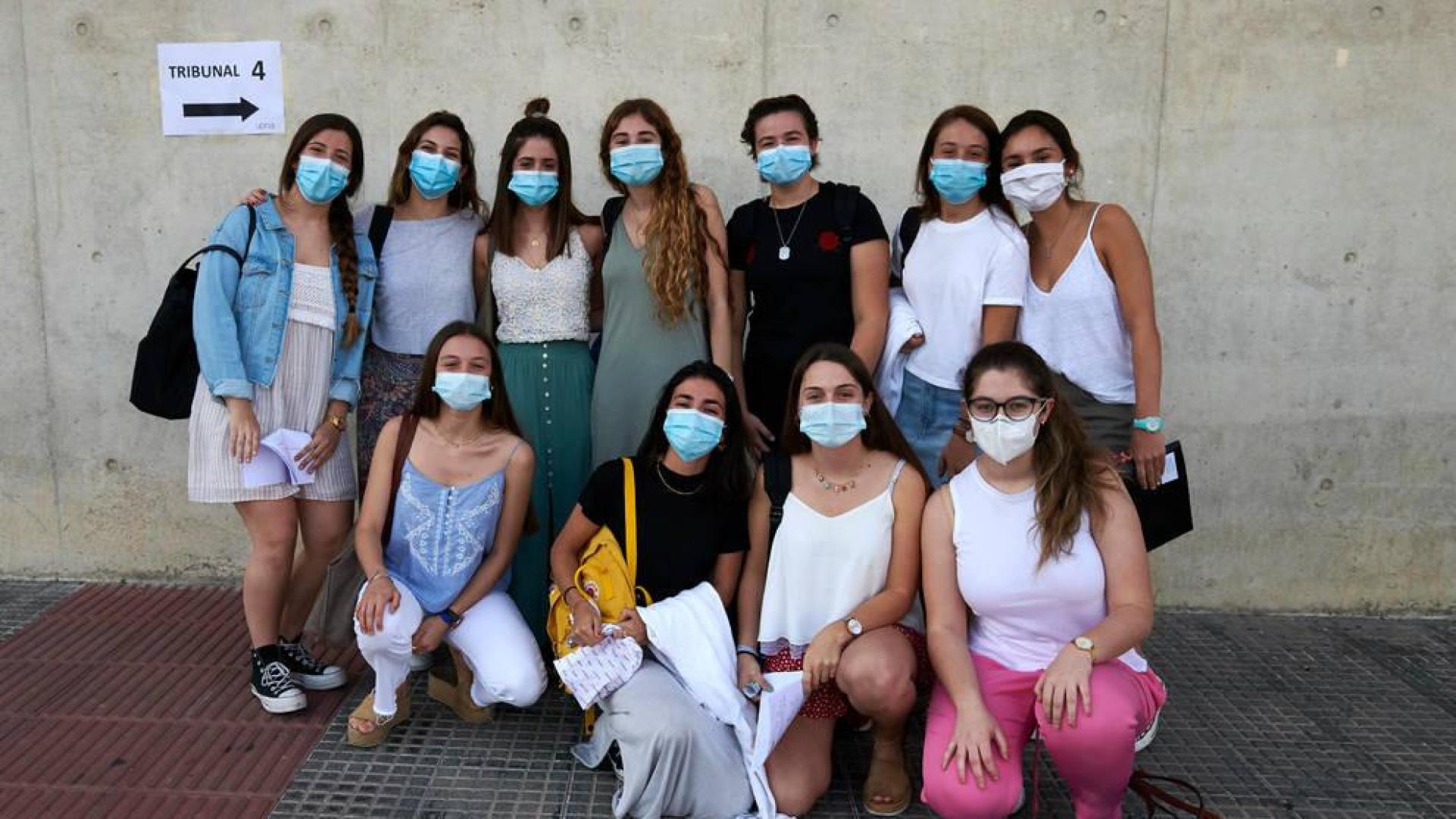 Alumnas del colegio San Cernin posan antes del primer examen de la mañana.