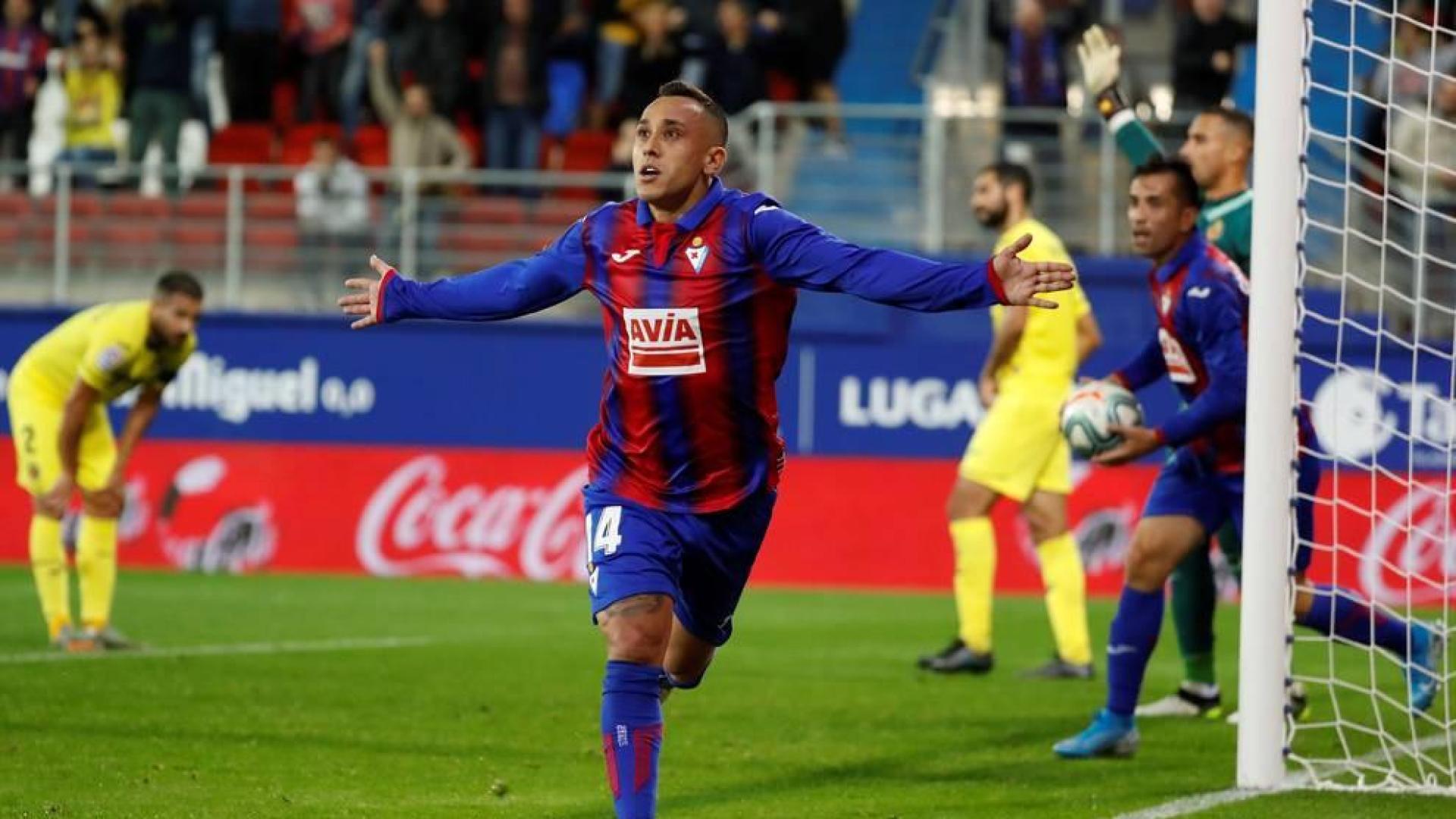 Fabián Orellana celebra un gol con el Eibar.