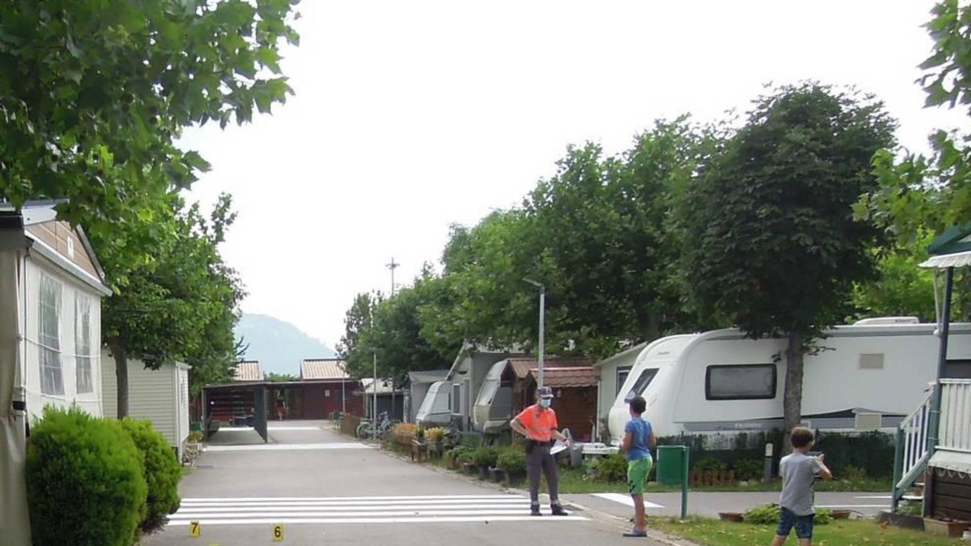 Un agente de la Policía Foral, en el lugar donde cayó la niña.