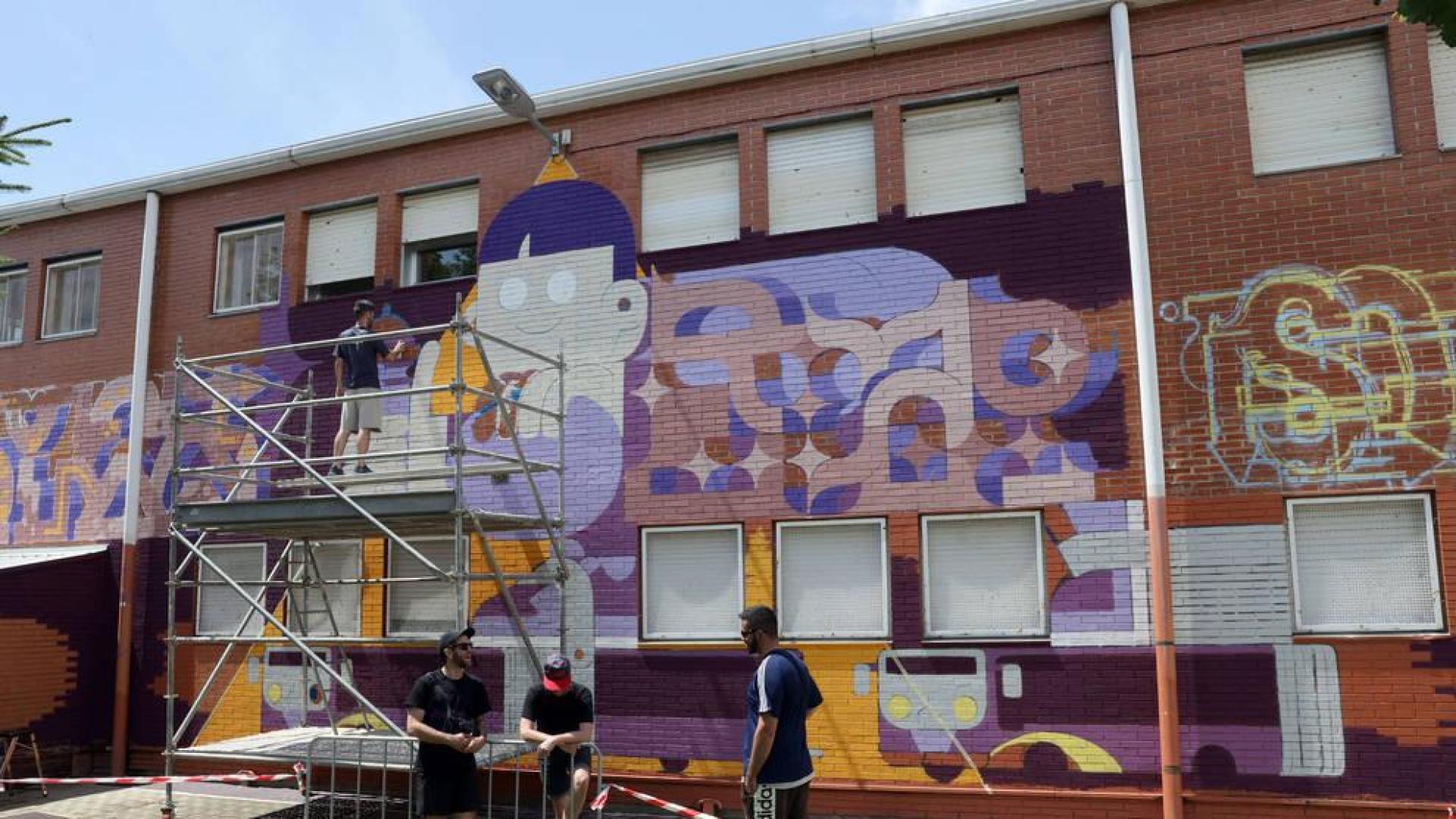 Aspecto que presentaba este viernes por la mañana el mural de una de las paredes de “Gazteleku”.
