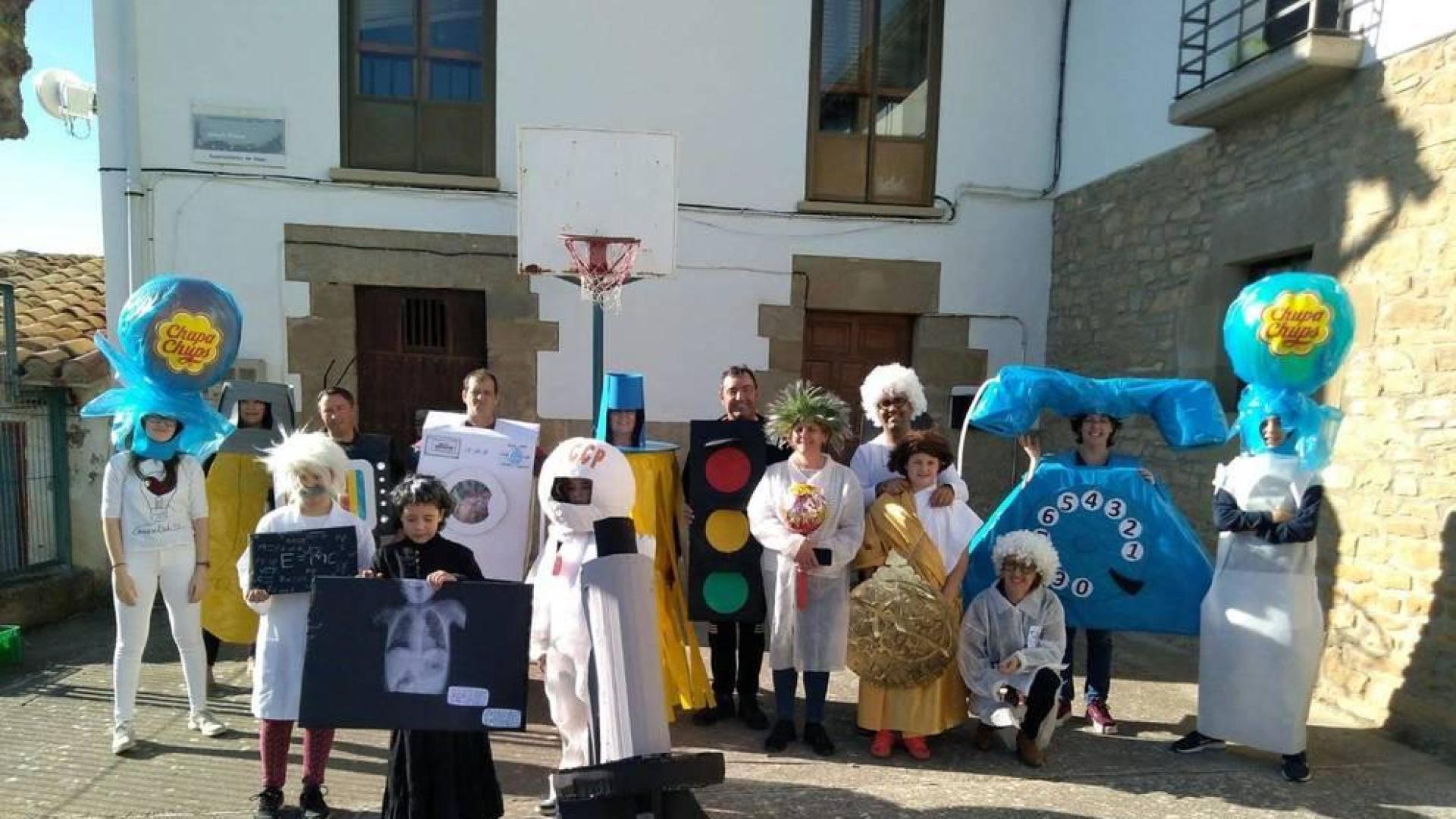 ÚLTIMO CARNAVAL ESCOLAR EN 2020. En la foto posan los 4 alumnos de Sada de este curso, los 2 que salieron el curso pasado al instituto, padres y madres, y profesorado. La temática del disfraz fue 'Inventos y descubrimientos'.