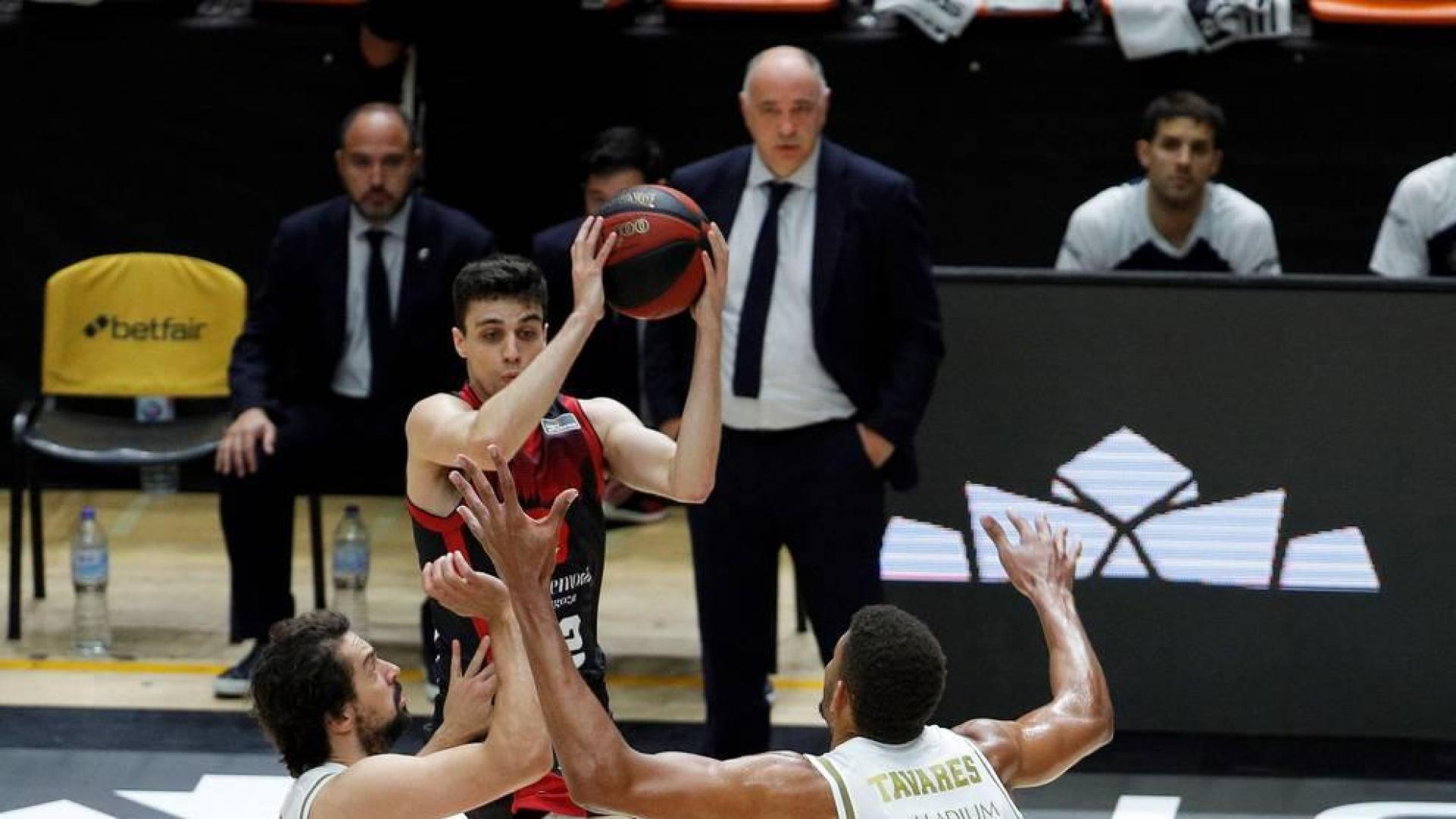 Carlos Alocén, base del Casademont Zaragoza, salta ante la presión de Sergio Llull y Walter Tavares.