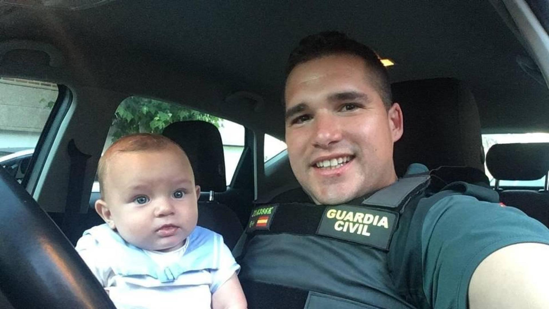 El agente Christian Ríos, junto a Izan, el bebé que salvó.