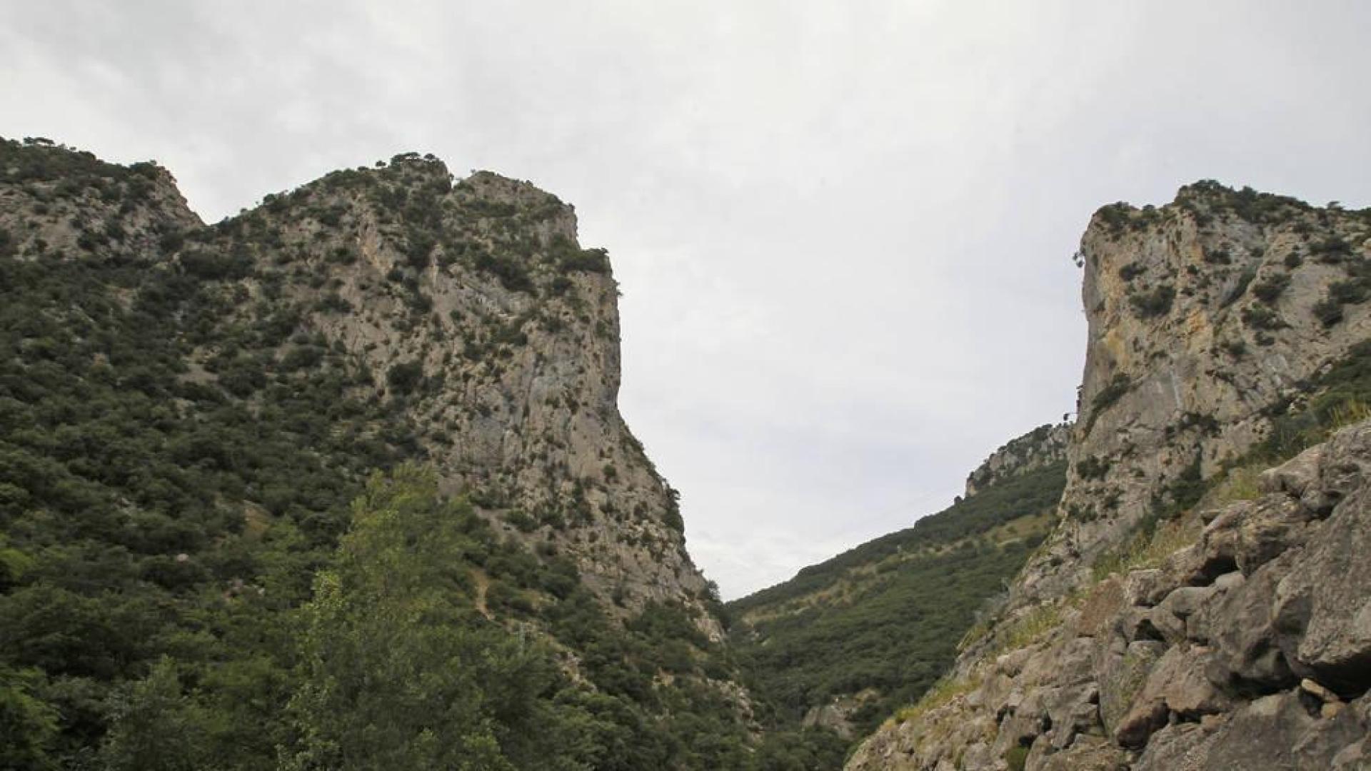 Reclaman iluminar un túnel de la antigua carretera de Dos Hermanas