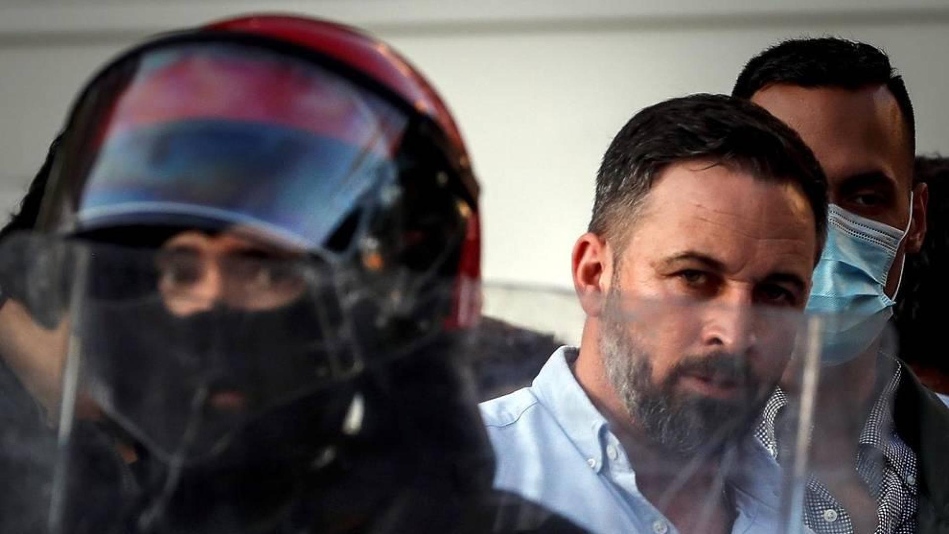 El presidente de Vox, Santiago Abascal, ha anunciado que denunciará al lehendakari, Iñigo Urkullu, por "delito electoral" en un mitin en Irún que se ha celebrado en un clima tenso, plagado de insultos y gritos pese a un fuerte dispositivo policial que ha evitado que los manifestantes accedan al lugar donde se ha realizado.