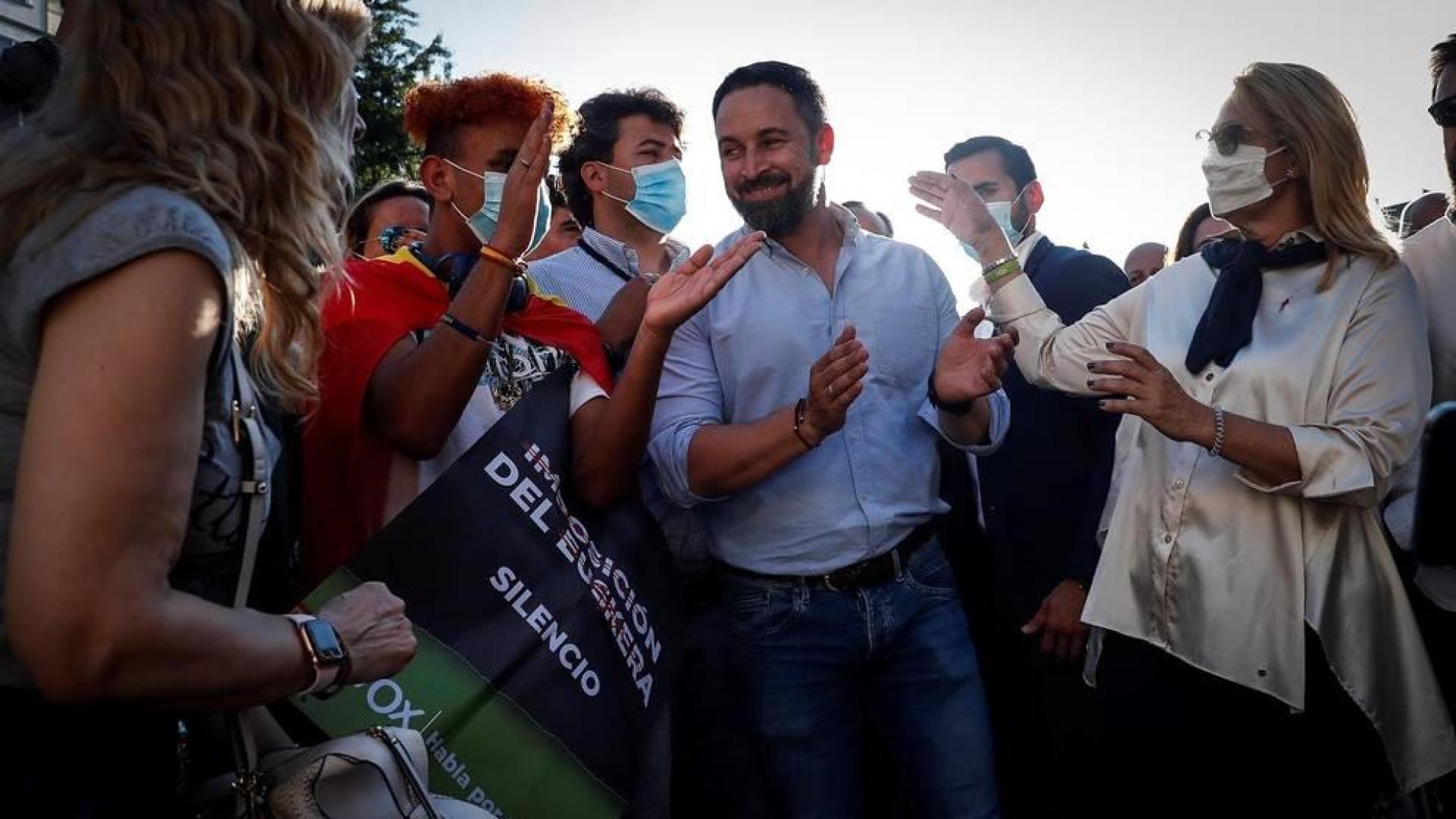 El presidente de Vox, Santiago Abascal, ha anunciado que denunciará al lehendakari, Iñigo Urkullu, por "delito electoral" en un mitin en Irún que se ha celebrado en un clima tenso, plagado de insultos y gritos pese a un fuerte dispositivo policial que ha evitado que los manifestantes accedan al lugar donde se ha realizado.