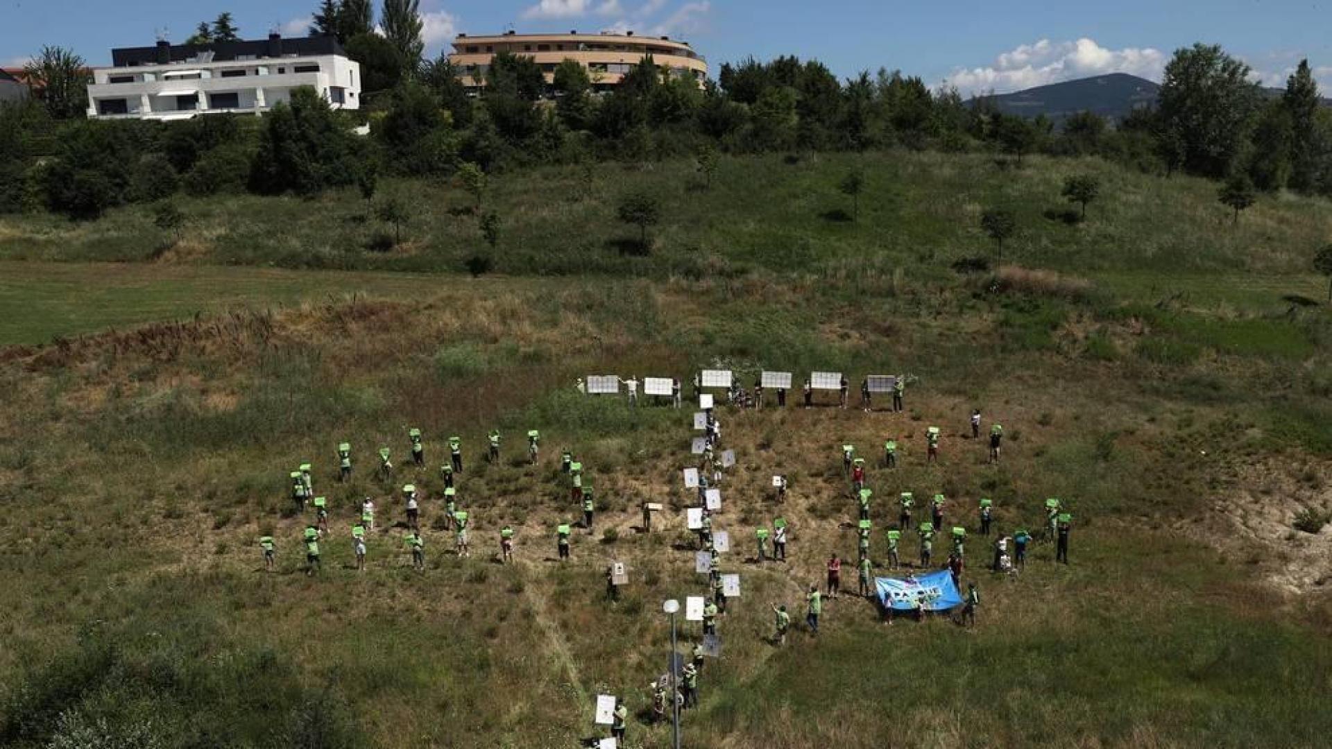 La asociación Pro Parque Ripa Sur de Beloso volvió a concentrarse este sábado en el terreno que pretenden conservar como corredor verde sostenible. Los vecinos se están planteando acudir a la vía jurídica para tratar de detener el proceso.
