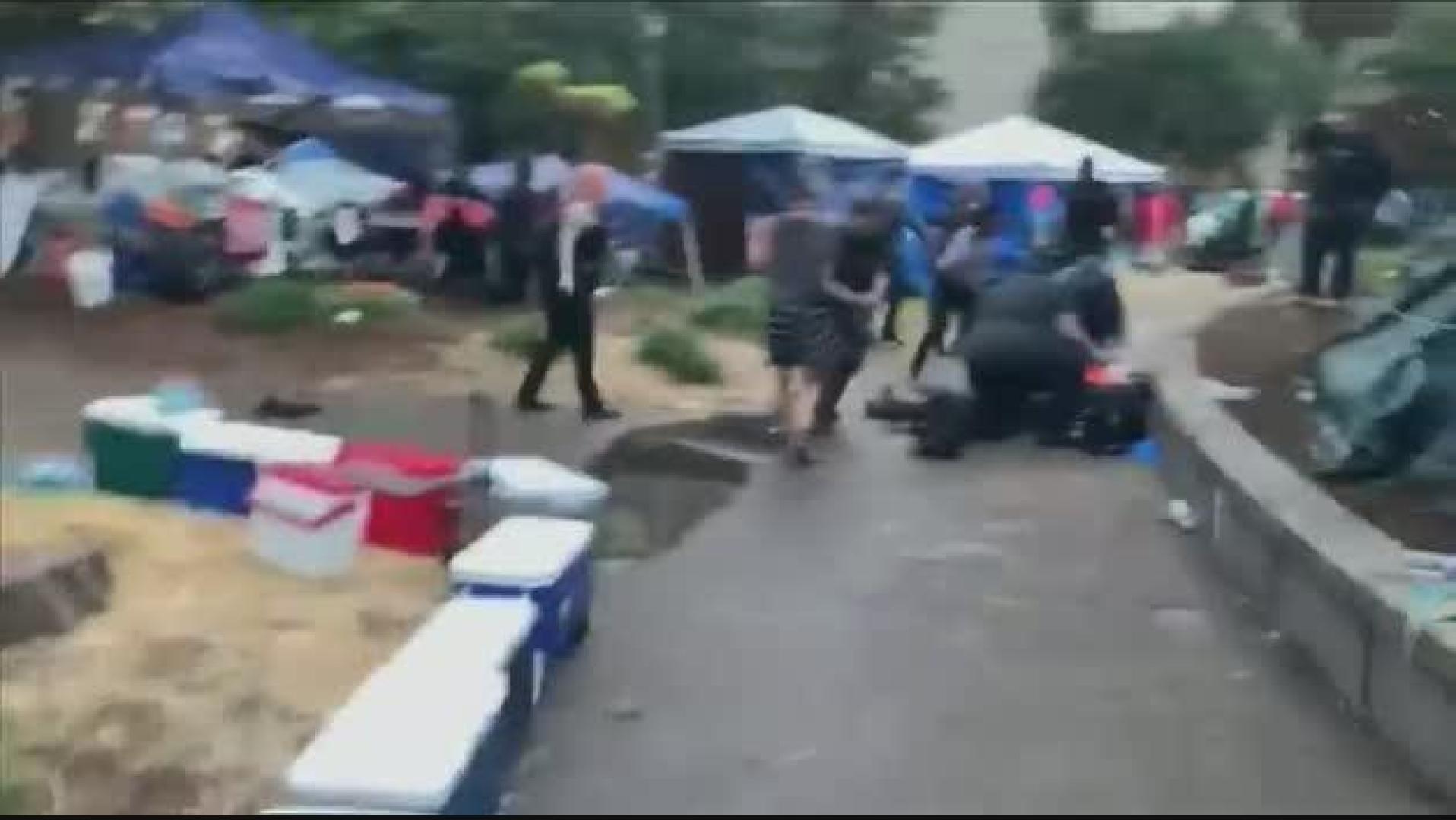 Impactantes imágenes de un hombre disparando a los manifestantes antirracistas acampados en Louisville (Kentucky)