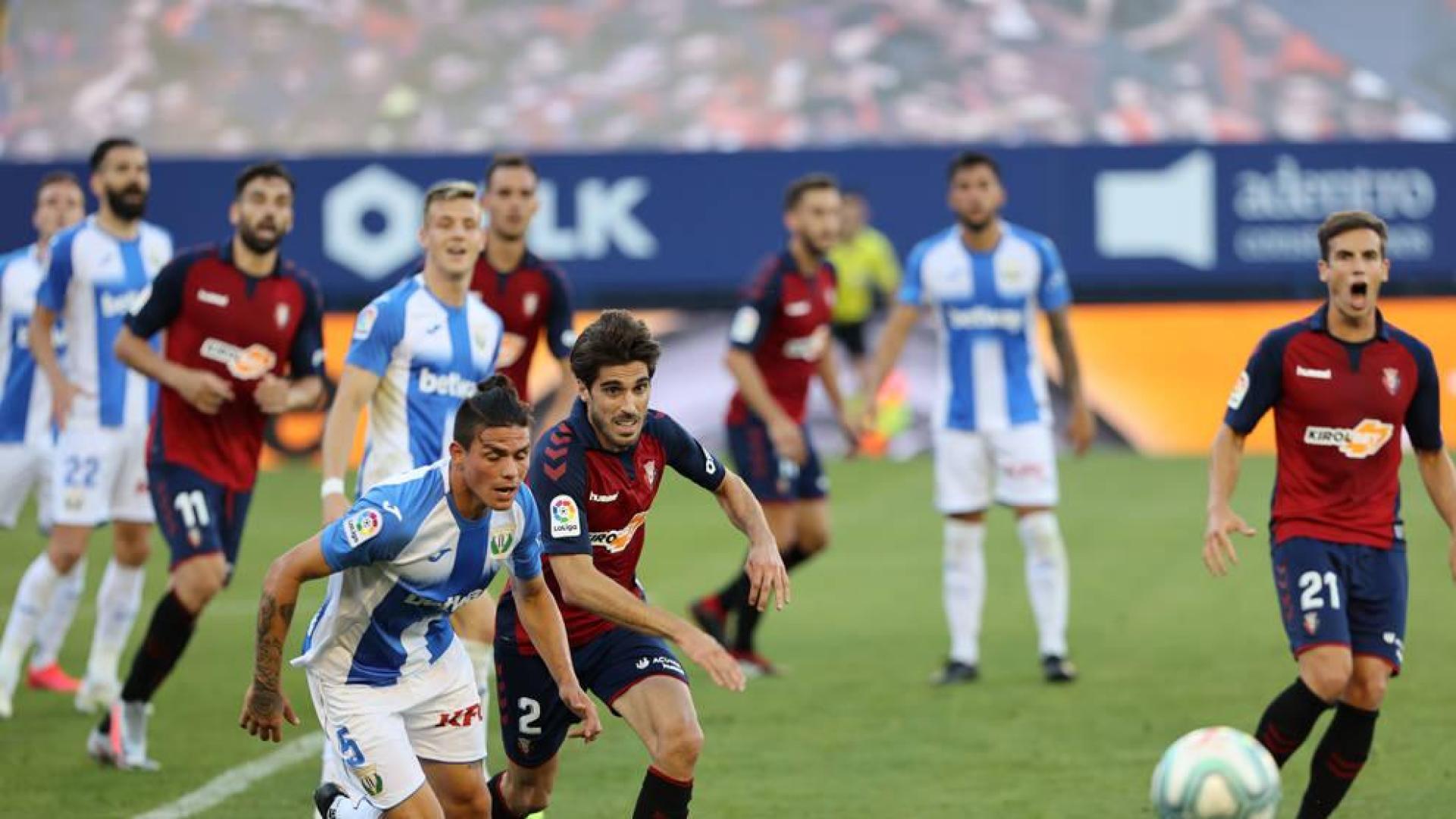 Nacho Vidal pugna por el balón con el defensor rival Jonathan Silva. Detrás, varios futbolistas observan la jugada.