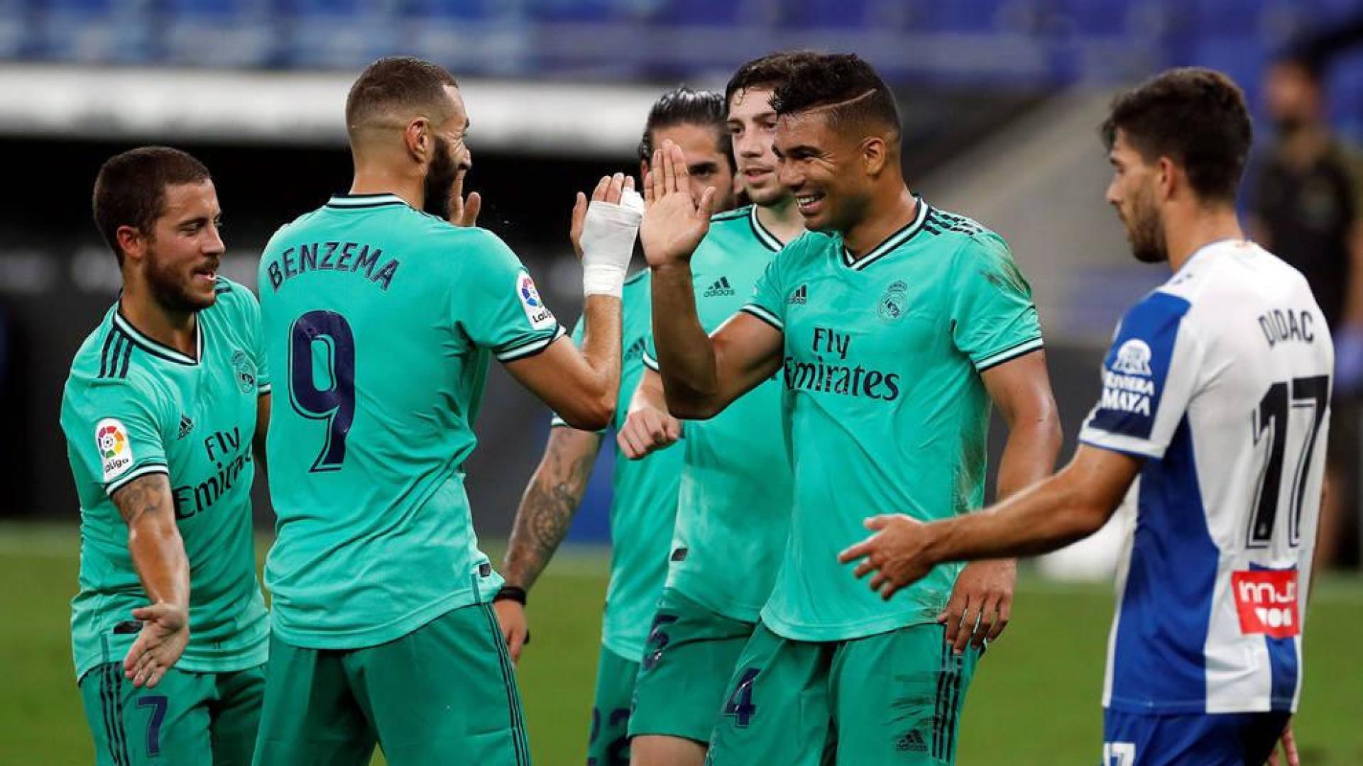 Casemiro celebra con Benzema su gol ante el RCD Espanyol
