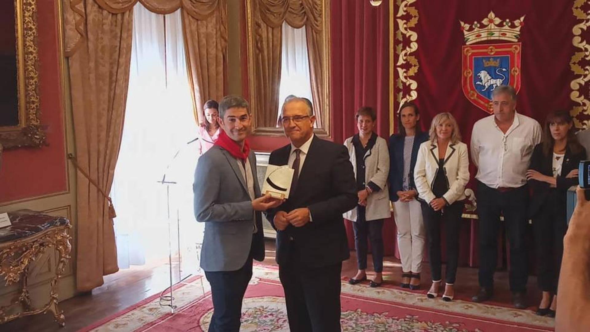 El exárbitro Alberto Undiano Mallenco recibe el cuarto 'Pañuelo de Pamplona'