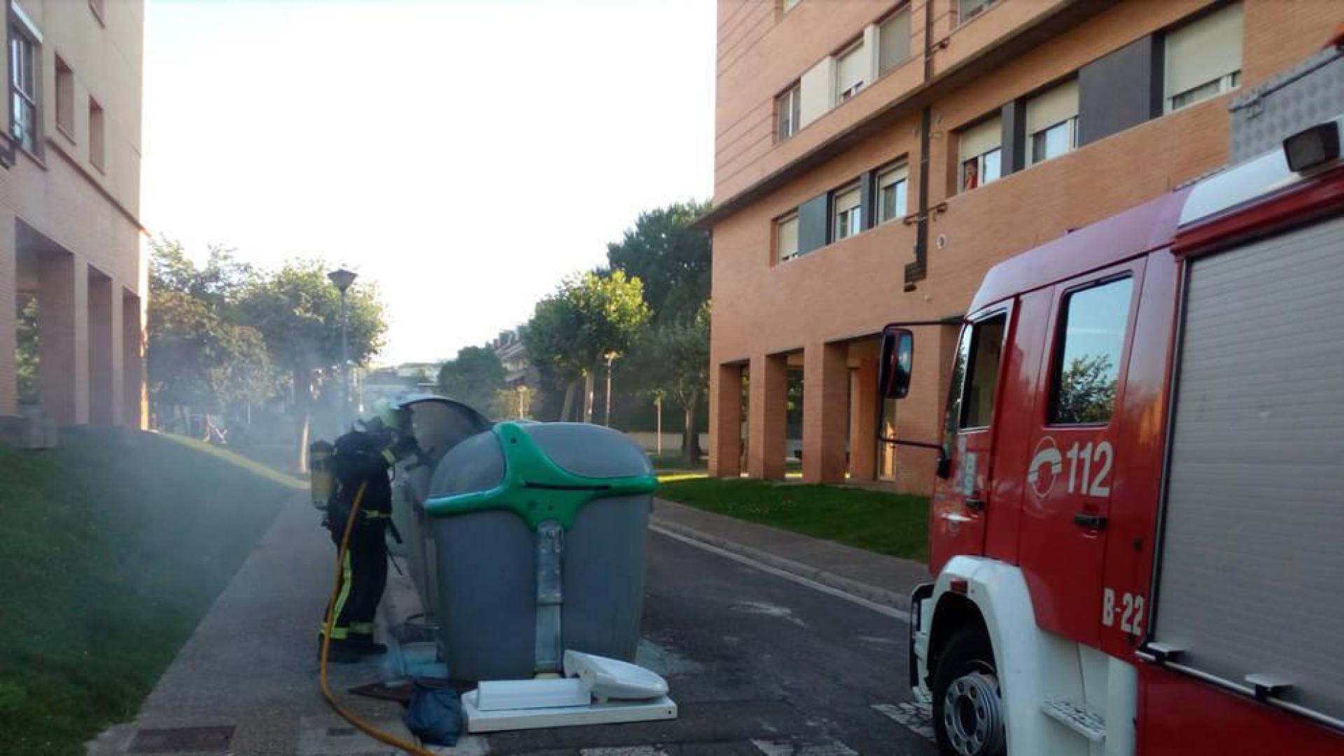 Apagan un incendio en un contenedor provocado por los restos de una barbacoa