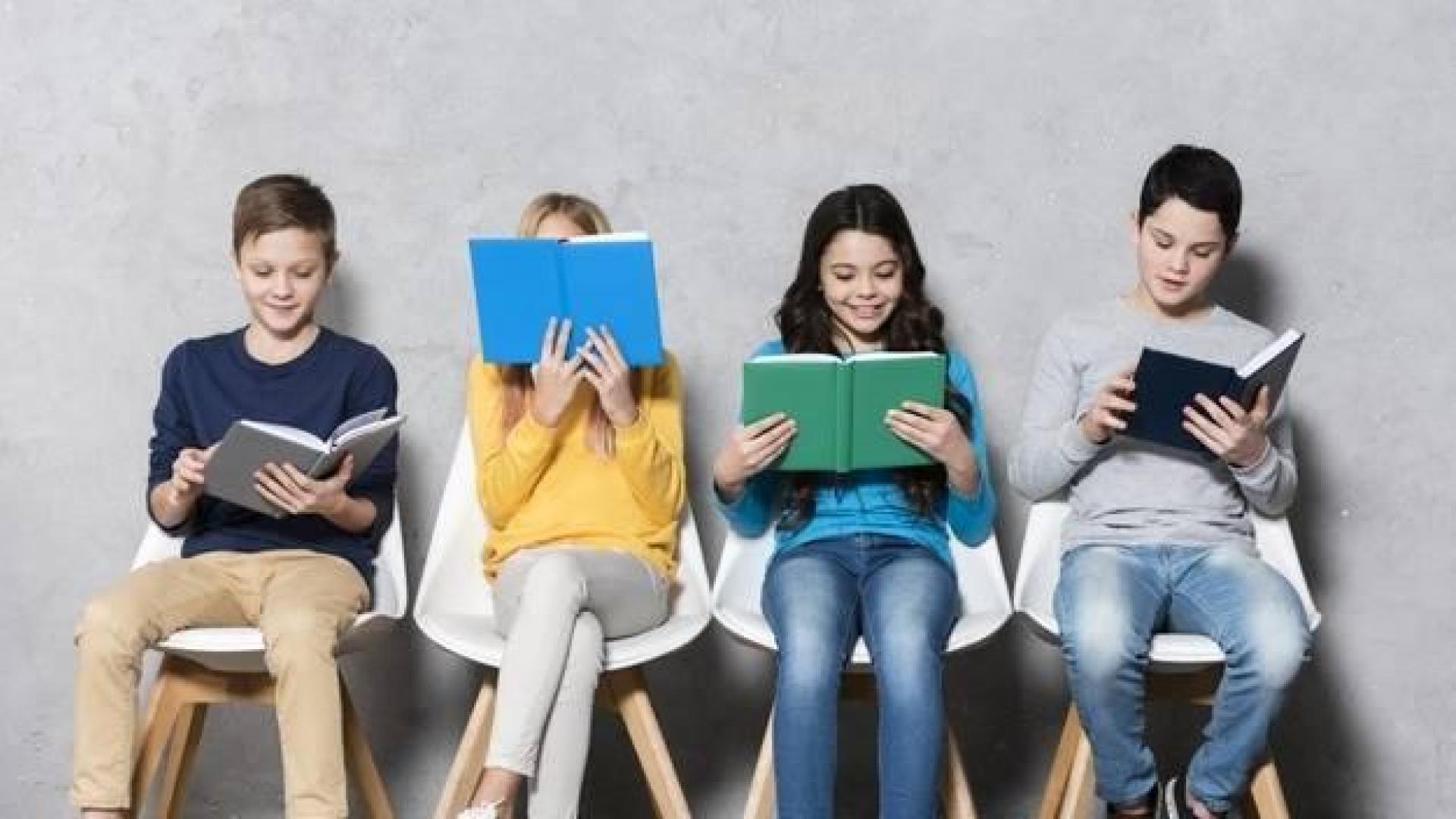 Imagen de niños y niñas leyendo libros