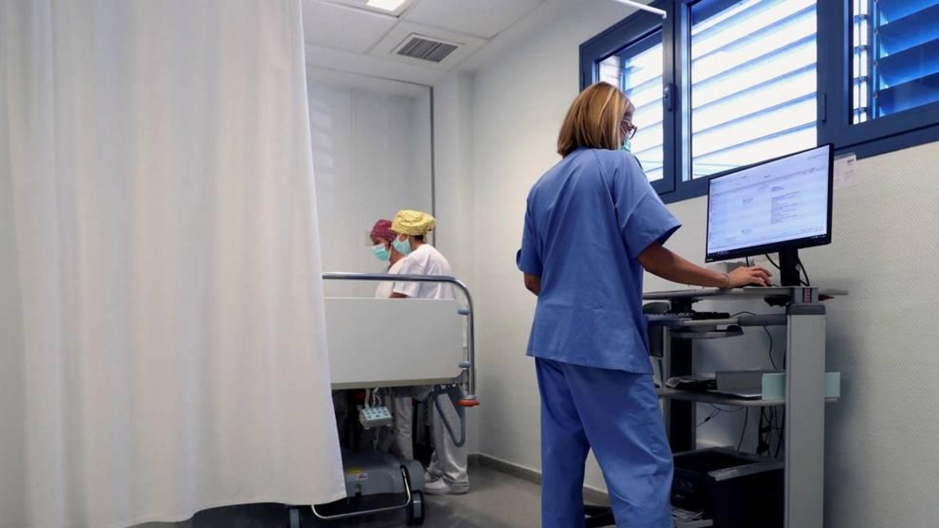 Personal sanitario trabaja en Urgencias del Centro de Salud de Fraga (Huesca), este miércoles.