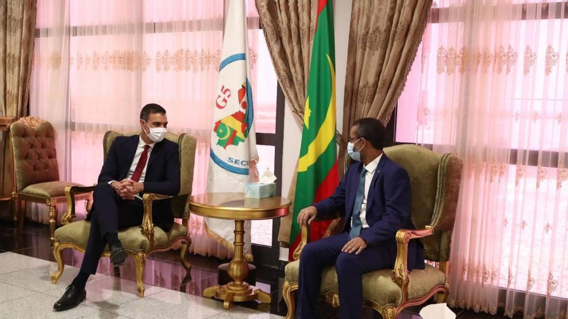 El presidente del Gobierno Pedro Sánchez con el primer ministro de Mauritania, Ismail Ould Bedde Ould Cheikh Sidiya, este martes.