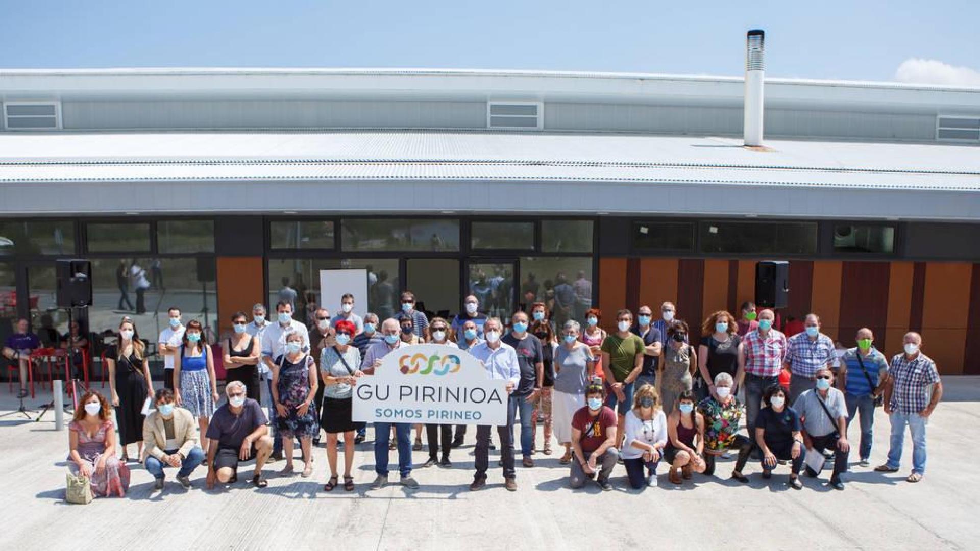 El vicepresidente Aierdi, la consejera Ollo y resto de autoridades en la apertura de la oficina del Plan del Pirineo en Burgui.