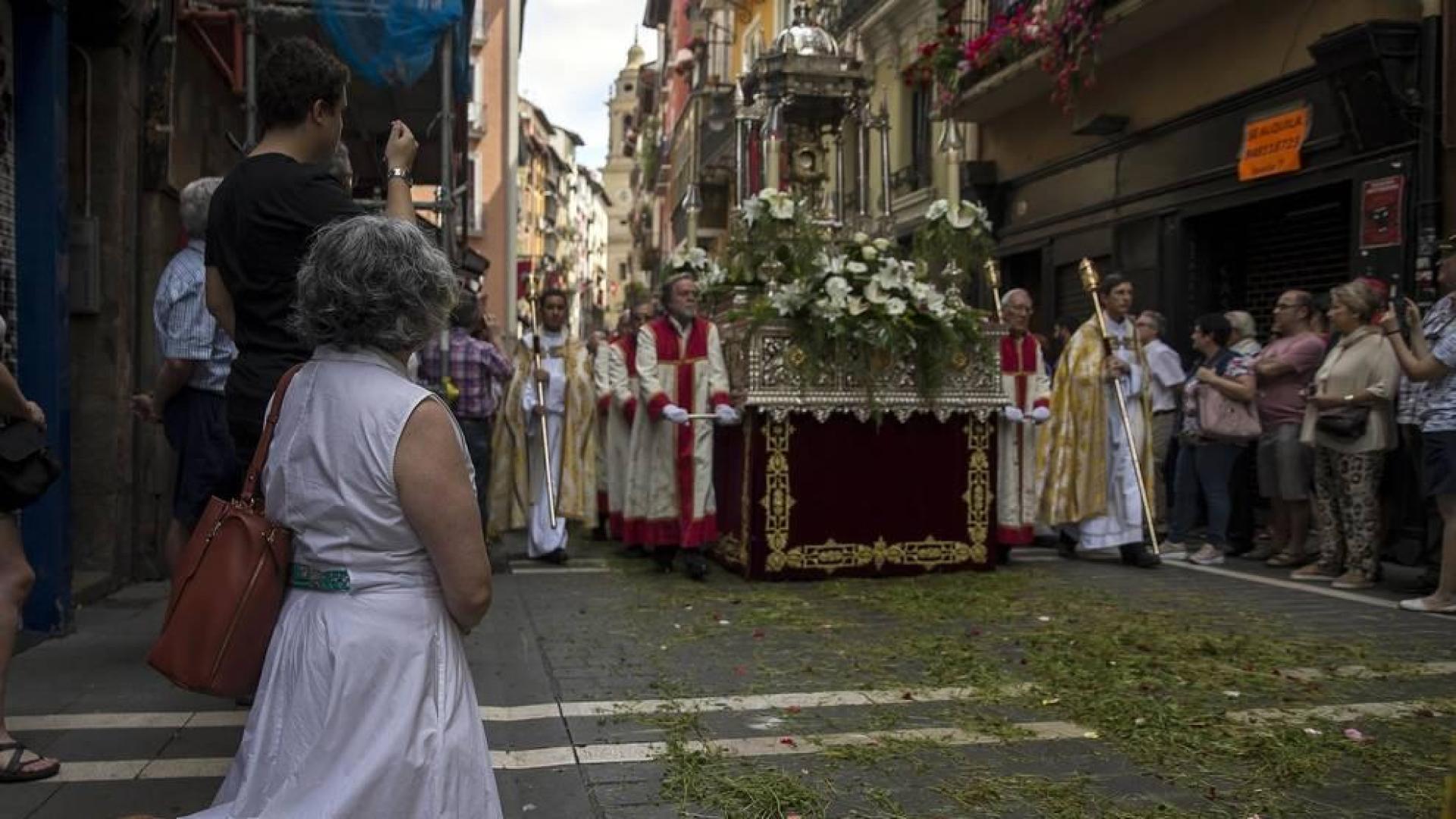 El alcalde de Pamplona, Enrique Maya, acudió a la tradicional procesión por las calles de la capital navarra.