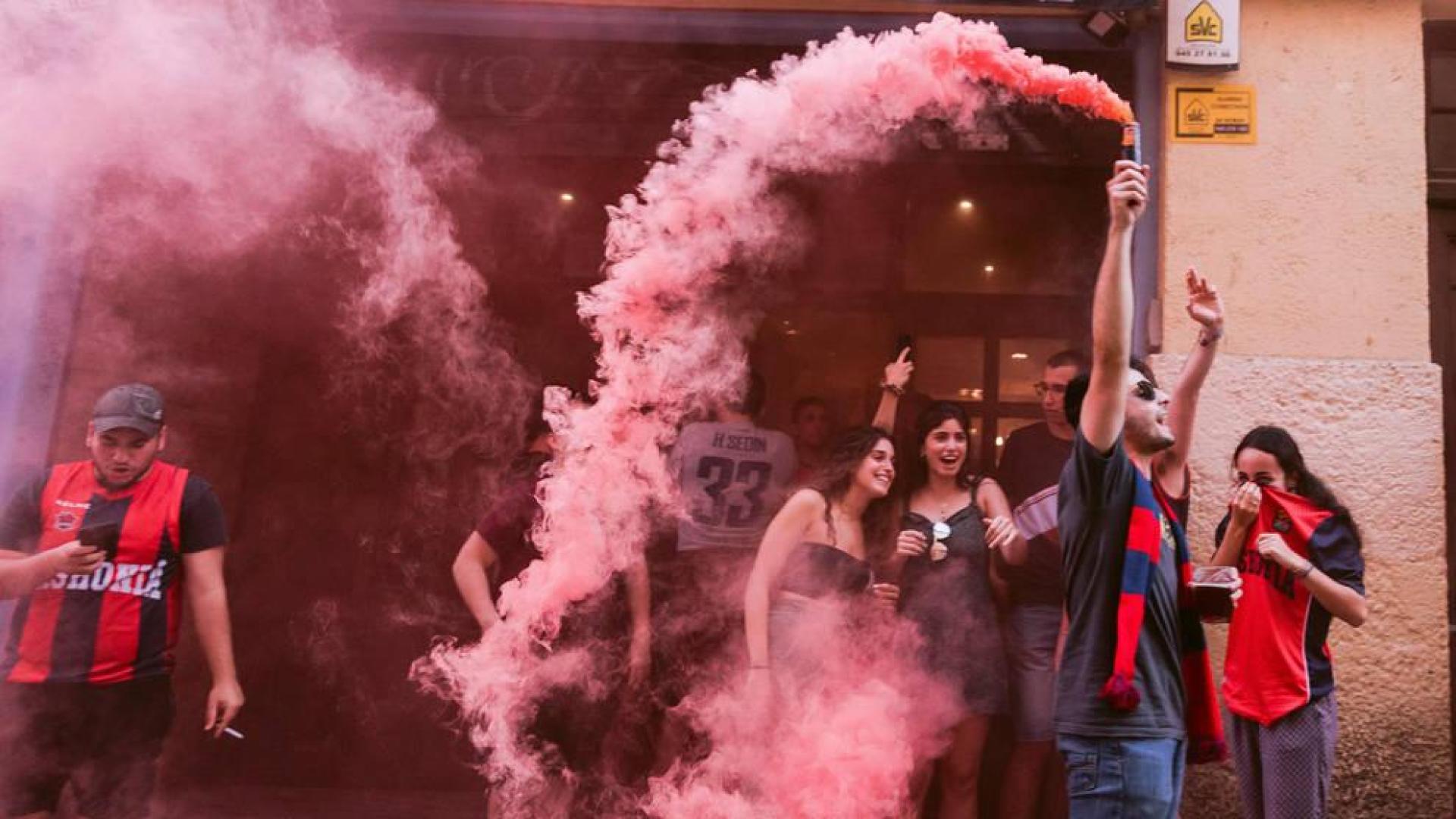 Varios aficionados del Baskonia celebran en Vitoria el título sin mascarillas