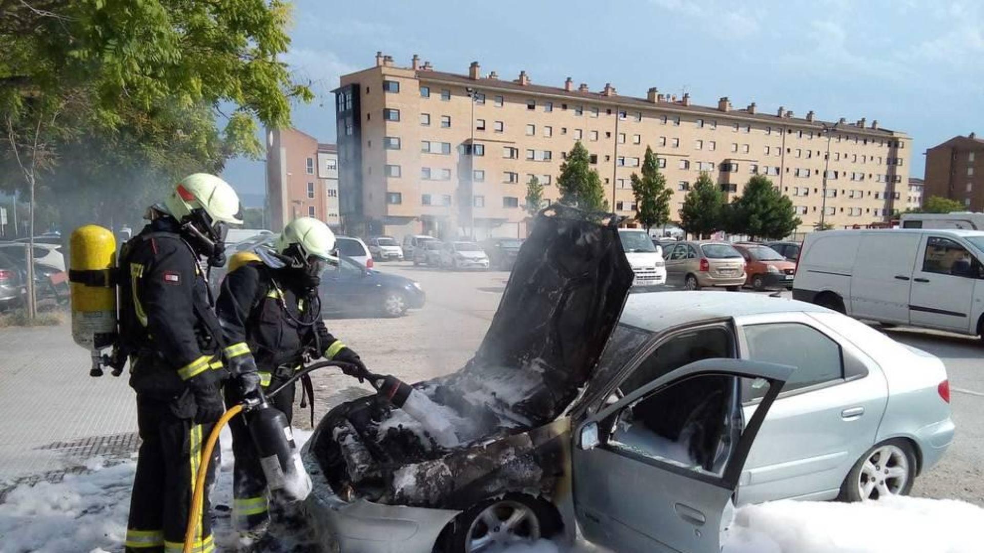 Sofocado un incendio de un coche en Ansoáin