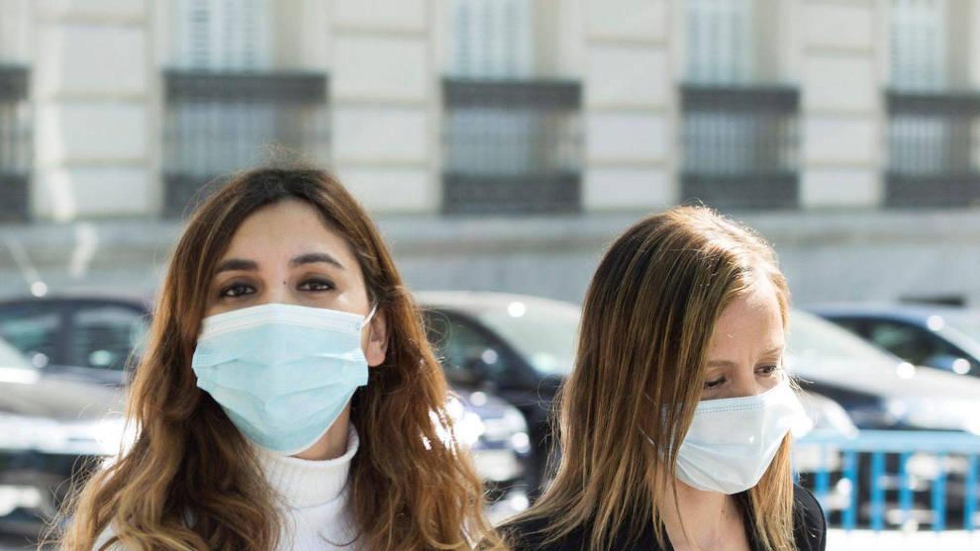 Dina Bousselham (izda.) y su abogada Marta Flor entran al juzgado.