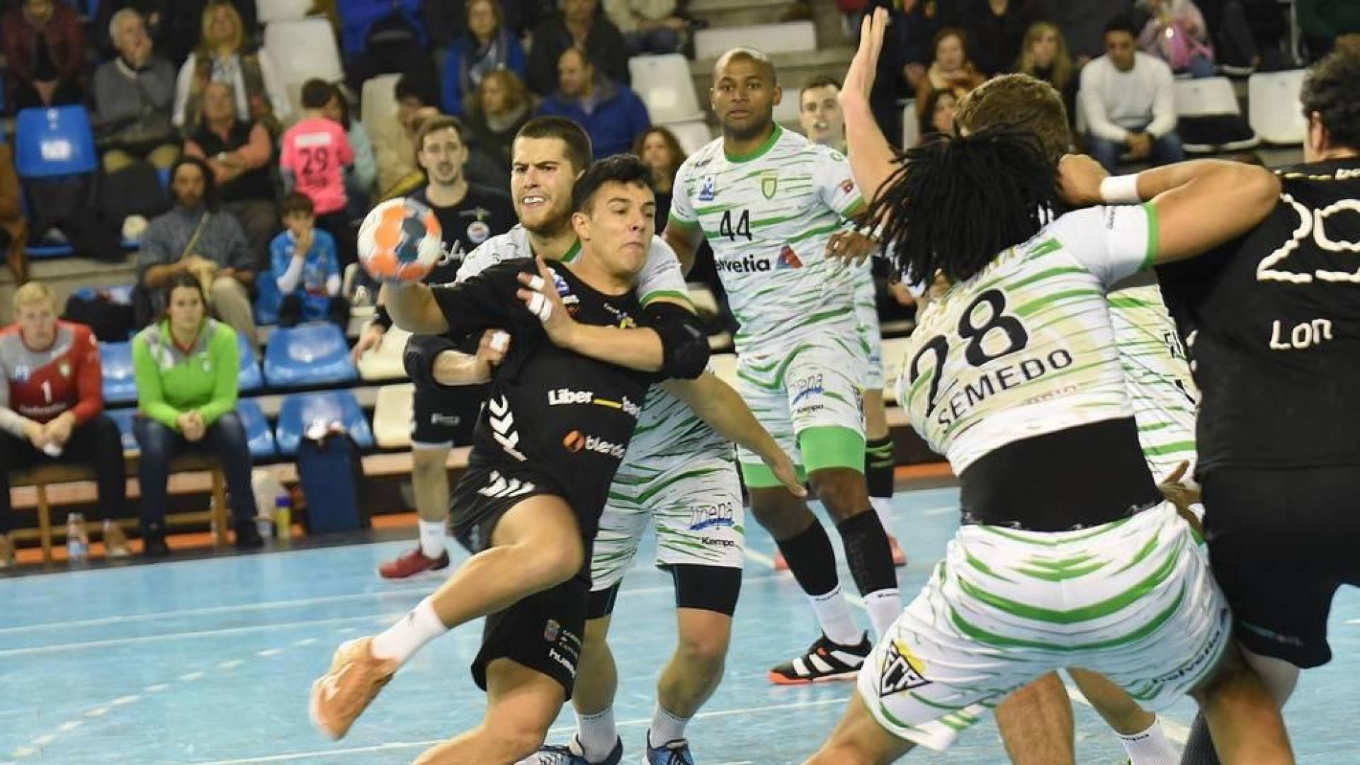 Ander Torriko, frenado por Antonio Bazán en el duelo de liga de esta pasada temporada en Santander. Ahora, ambos serán compañeros.