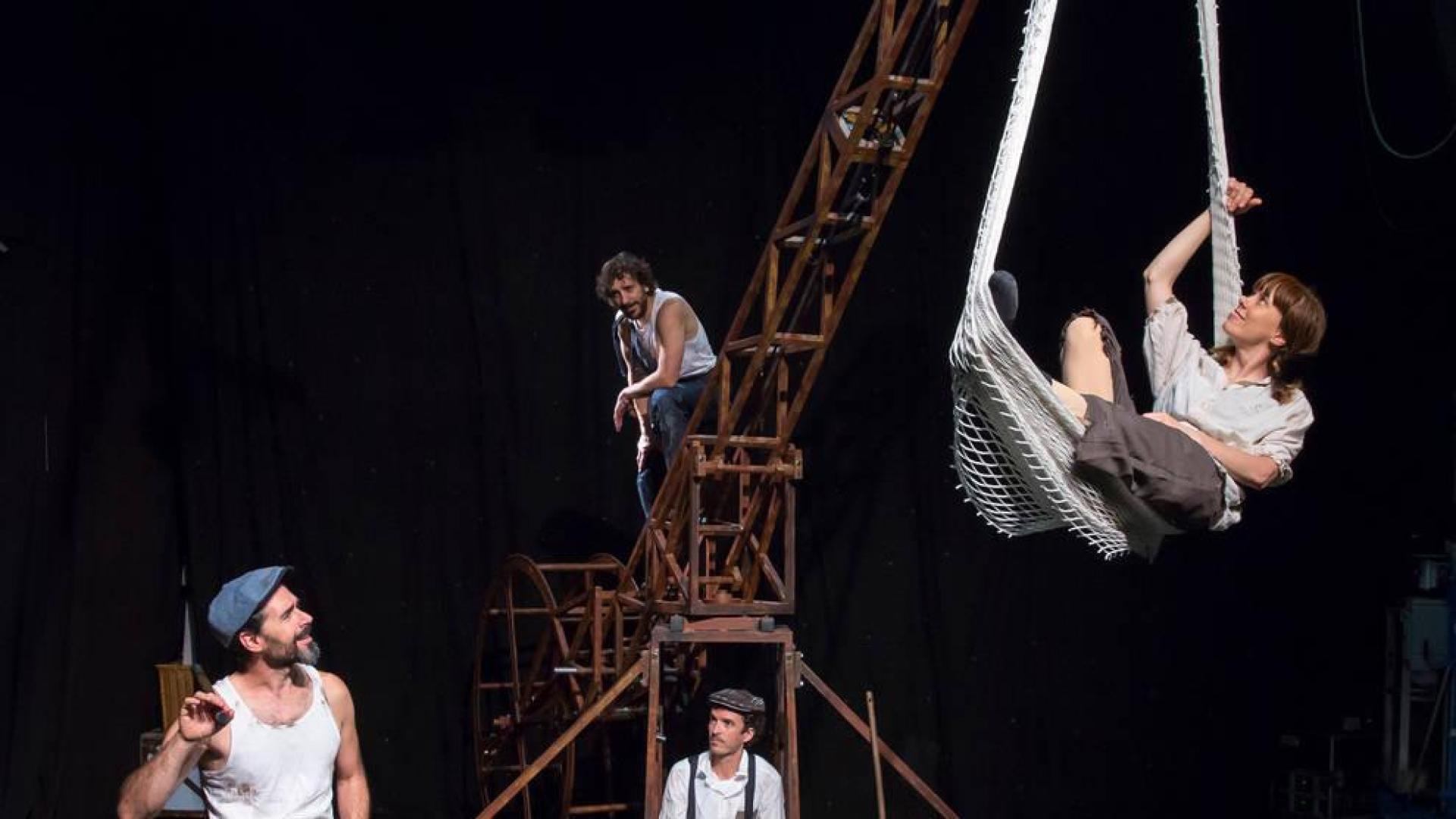 Txetxu Collado (izq.), Jorge Cordón, Javier Napal (en la grúa) e Izaskun Lasarte, integrantes de la compañía La Banda, el pasado miércoles durante un ensayo del espectáculo Kimera en el centro de creación El Punto de Berriozar. Esta obra de teatro-circo se representará el próximo 30 de julio en el Festival de Teatro de Olite.
