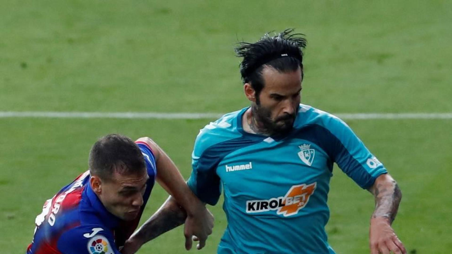Cristóforo y Rubén García, en el partido disputado en Ipurua.
