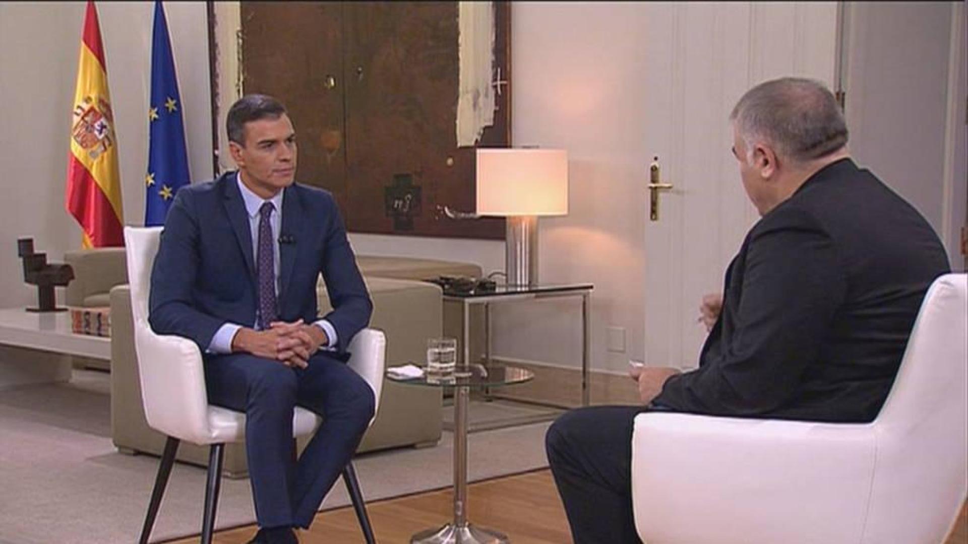Sánchez ve "inevitable" subir impuestos a rentas altas y grandes empresas
