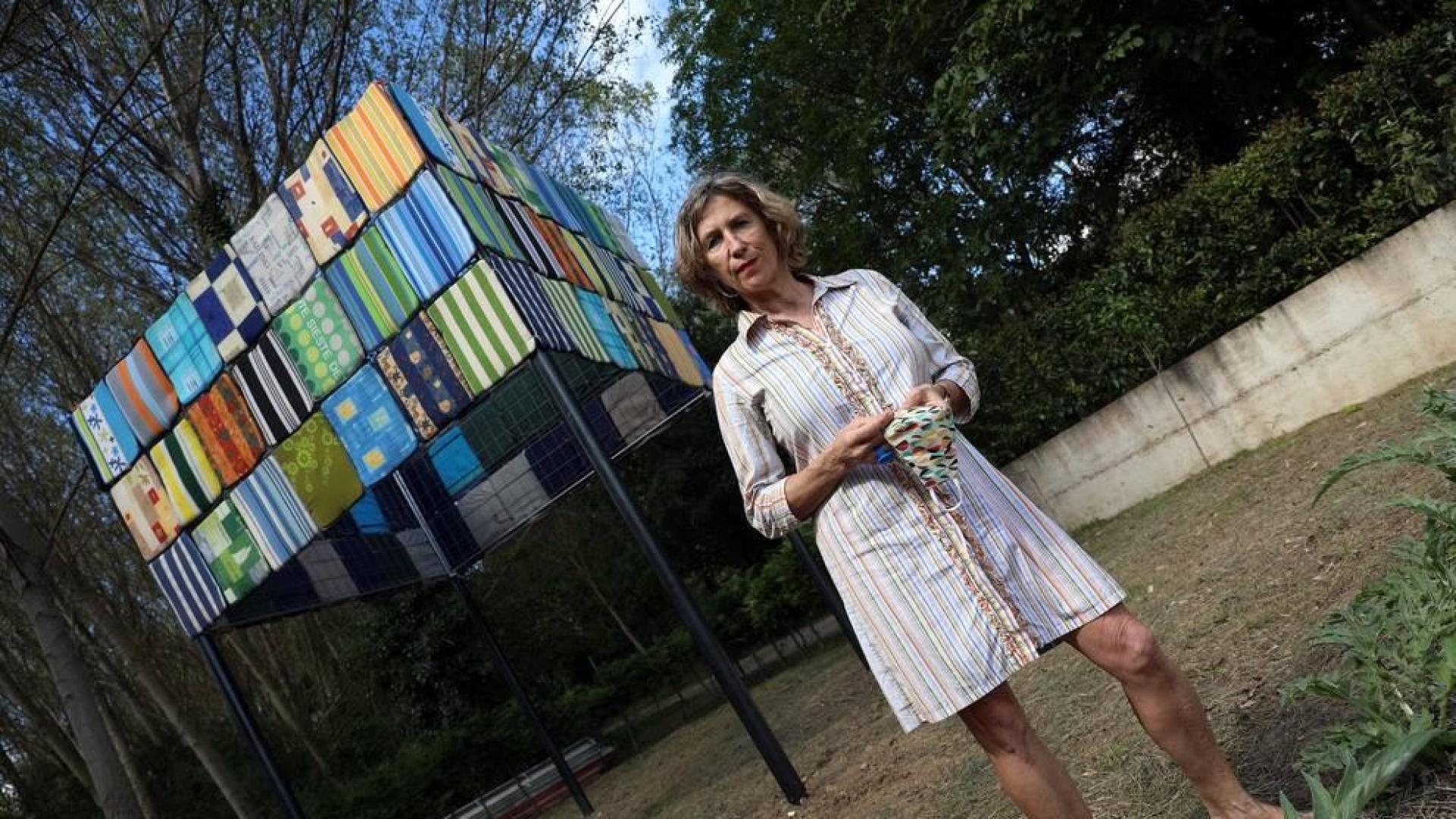 Alicia Otaegui este viernes, en la huerta donde ha instalado Balcón para todos, a sus espaldas.