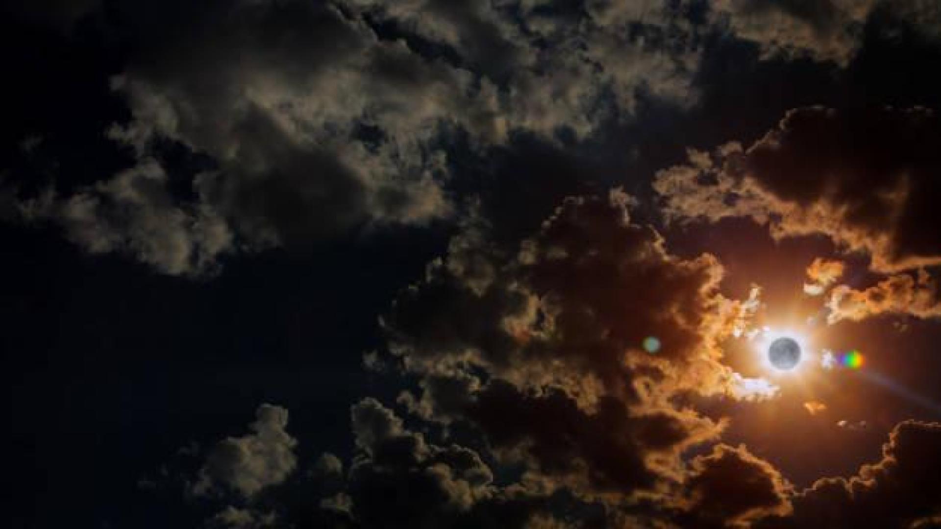 Imagen de la Luna entre las nubes