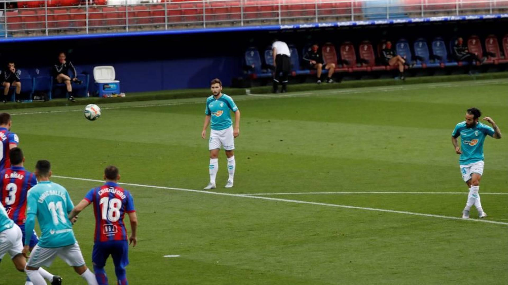 La falta que lanzó Rubén García (derecha) entró directamente por la escuadra del marco defendido por el meta local Dmitrovic como se ve en la imagen de la izquierda.