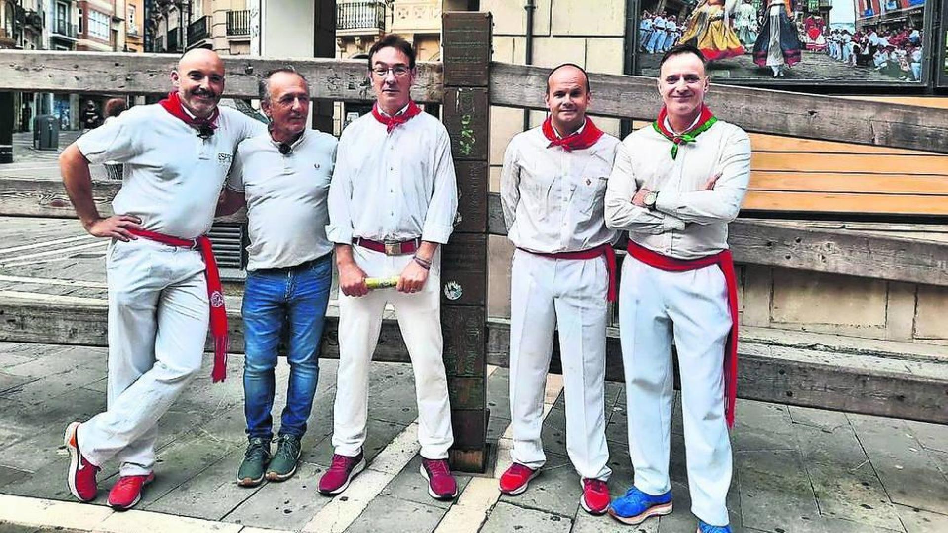 De izquierda a derecha, Gorka Cía, el ganadero Rafael Cruz, Daniel Azcona, Teo Lázaro e Iñaki García. Este sábado estarán en La Encina (Salamanca).