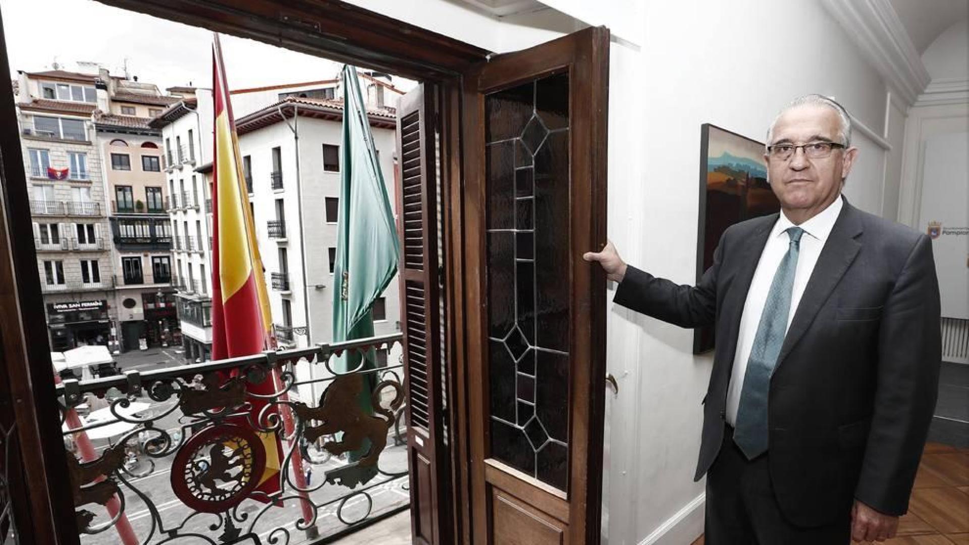 Enrique Maya, alcalde de Pamplona, en el balcón del Ayuntamiento donde se tira el chupinazo.
