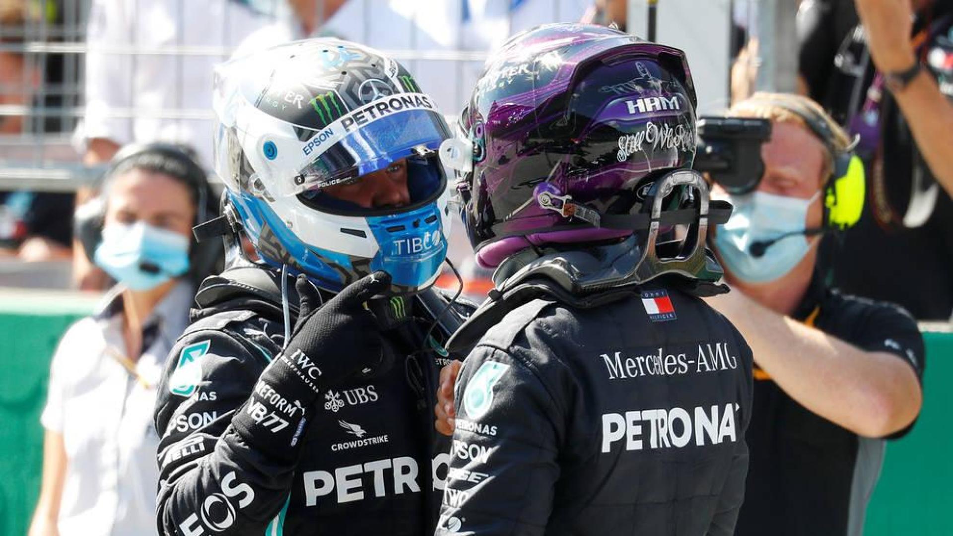 Bottas junto a Hamilton, tras la clasificación.