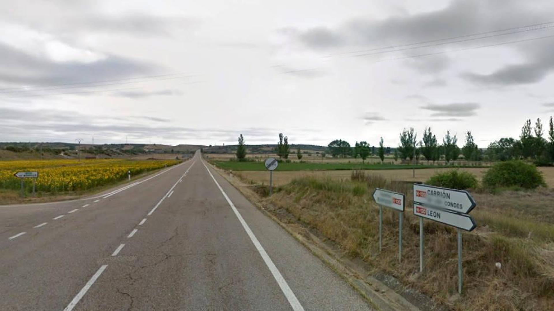 La N-120 a su paso por San Mamés de Campos, donde se ha producido el siniestro.