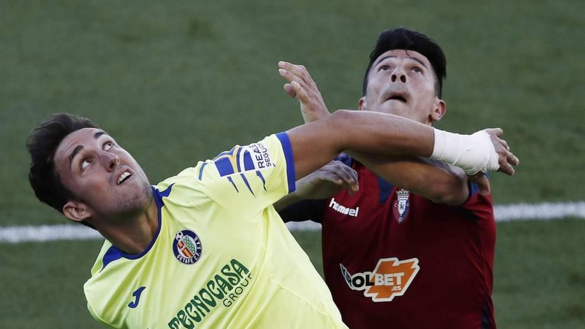 Jaime Mata y Facundo Roncaglia, en el partido de este domingo en El Sadar.