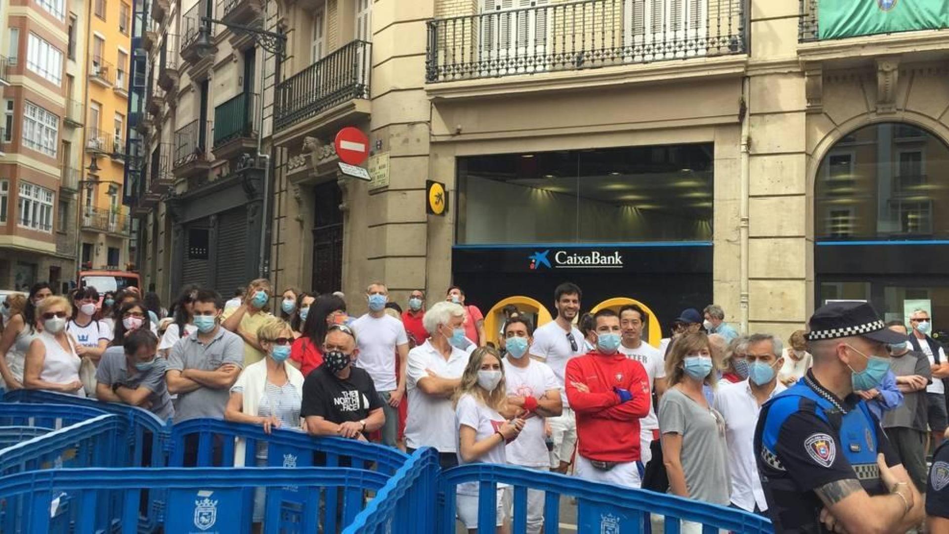 Exterior de la plaza Consistorial, con el aforo lleno y gente esperando, a las 11.50.