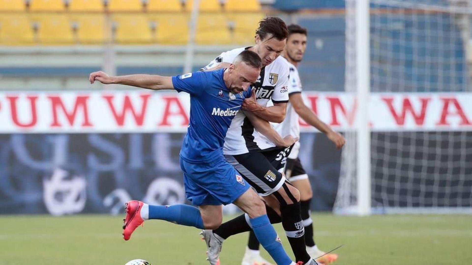 Franck Ribéry y Matteo Darmian, en el partido Parma-Fiorentina.