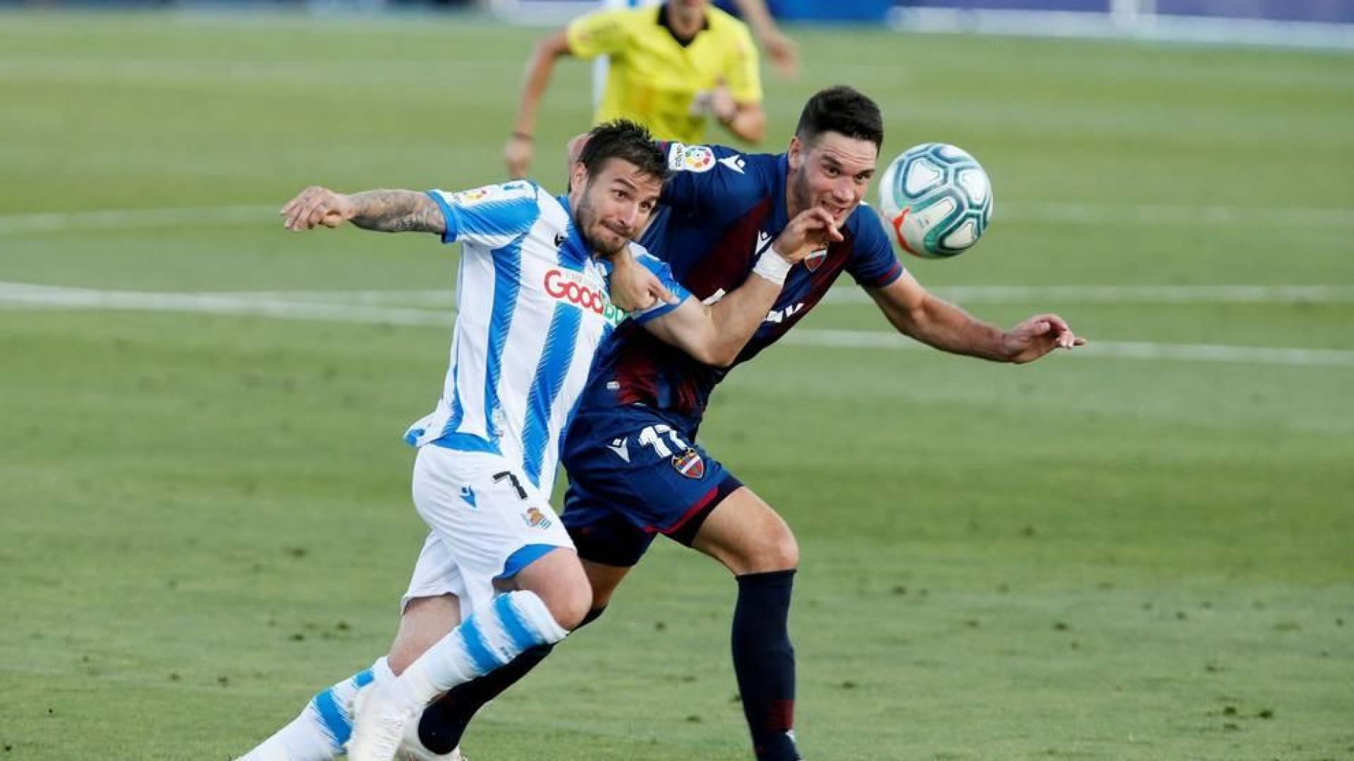 Portu y Vukcevic pelean por el balón en el partido de este lunes.