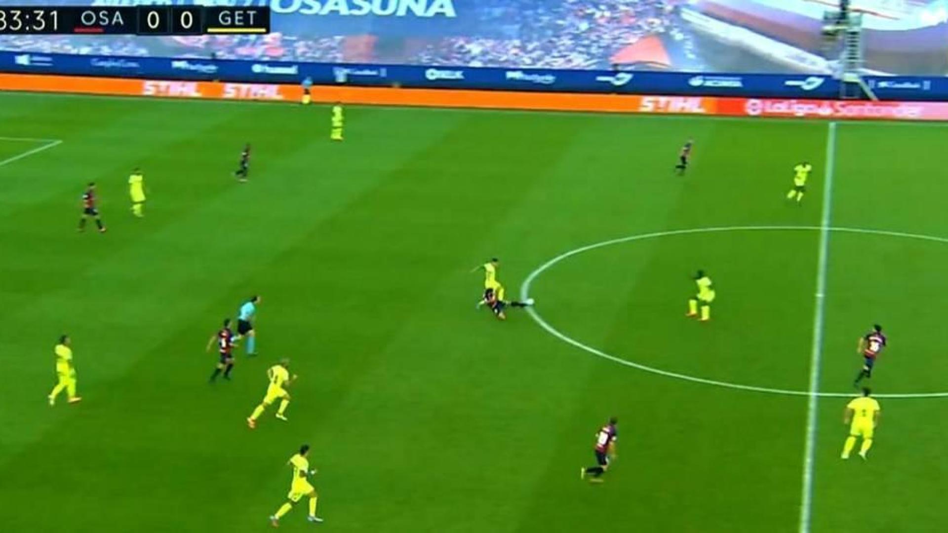 Arnaiz está ligeramente adelantado tras el pase de Fran Mérida.