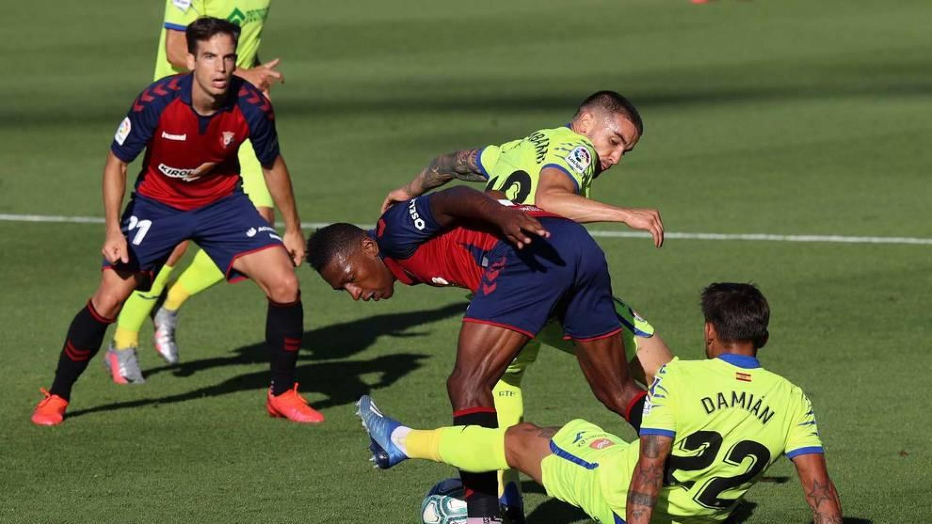 Estupiñán protege la pelota ante Arambarri y Damián.